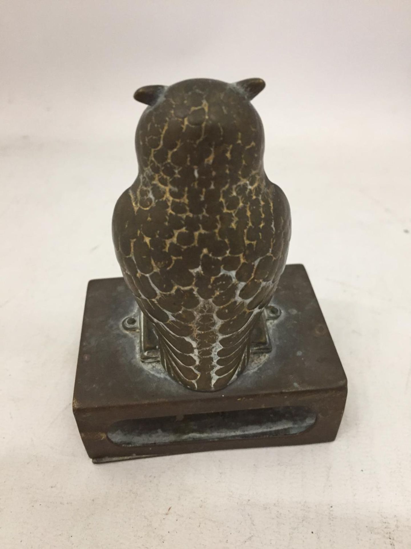 A VINTAGE BRASS MATCHBOX HOLDER WITH A BRASS OWL FIGURE ON TOP - Image 2 of 3