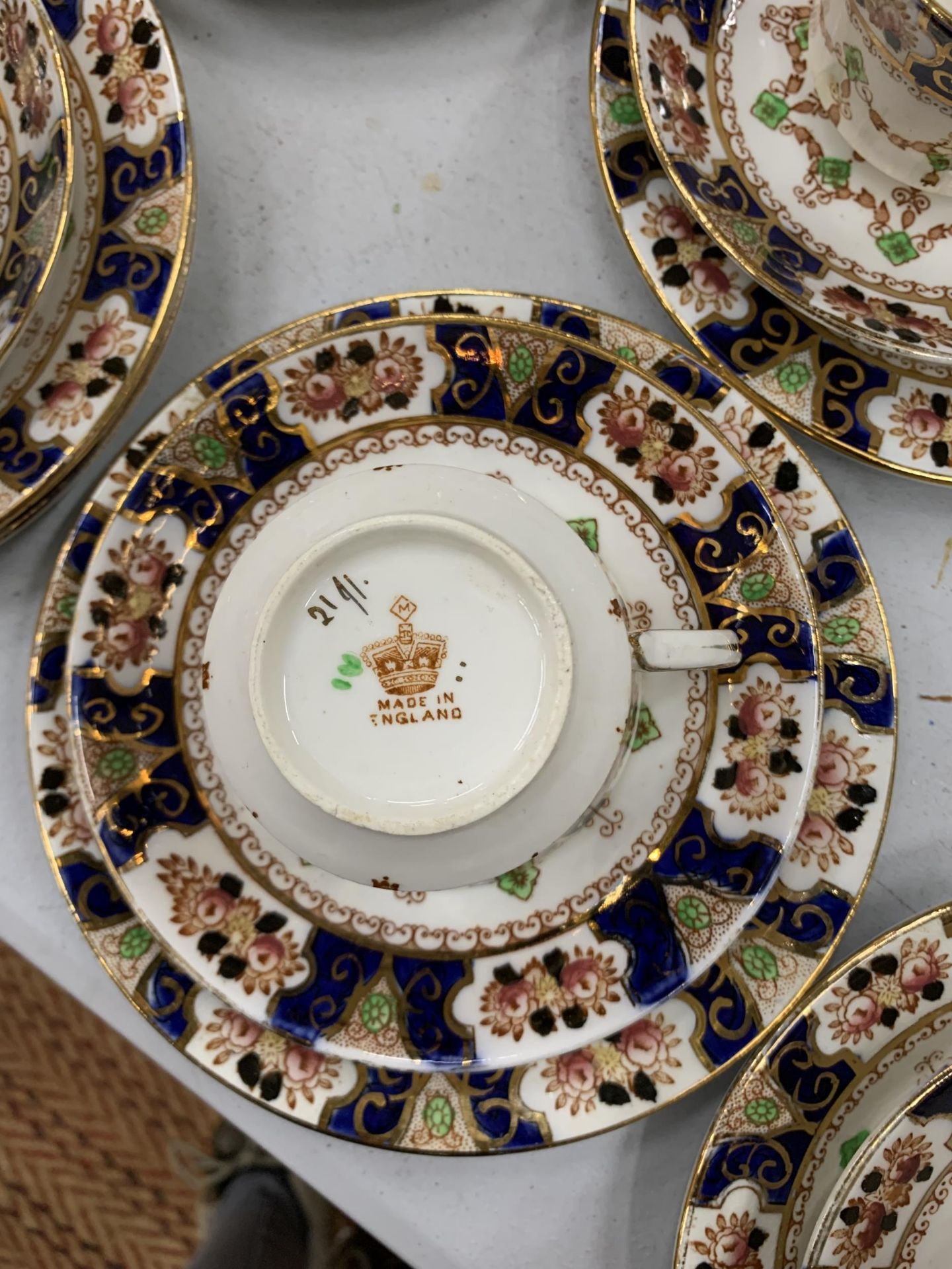 A LARGE EDWARDIAN TEA SET, CUPS, SAUCERS, SIDE PLATES ETC - Image 5 of 5