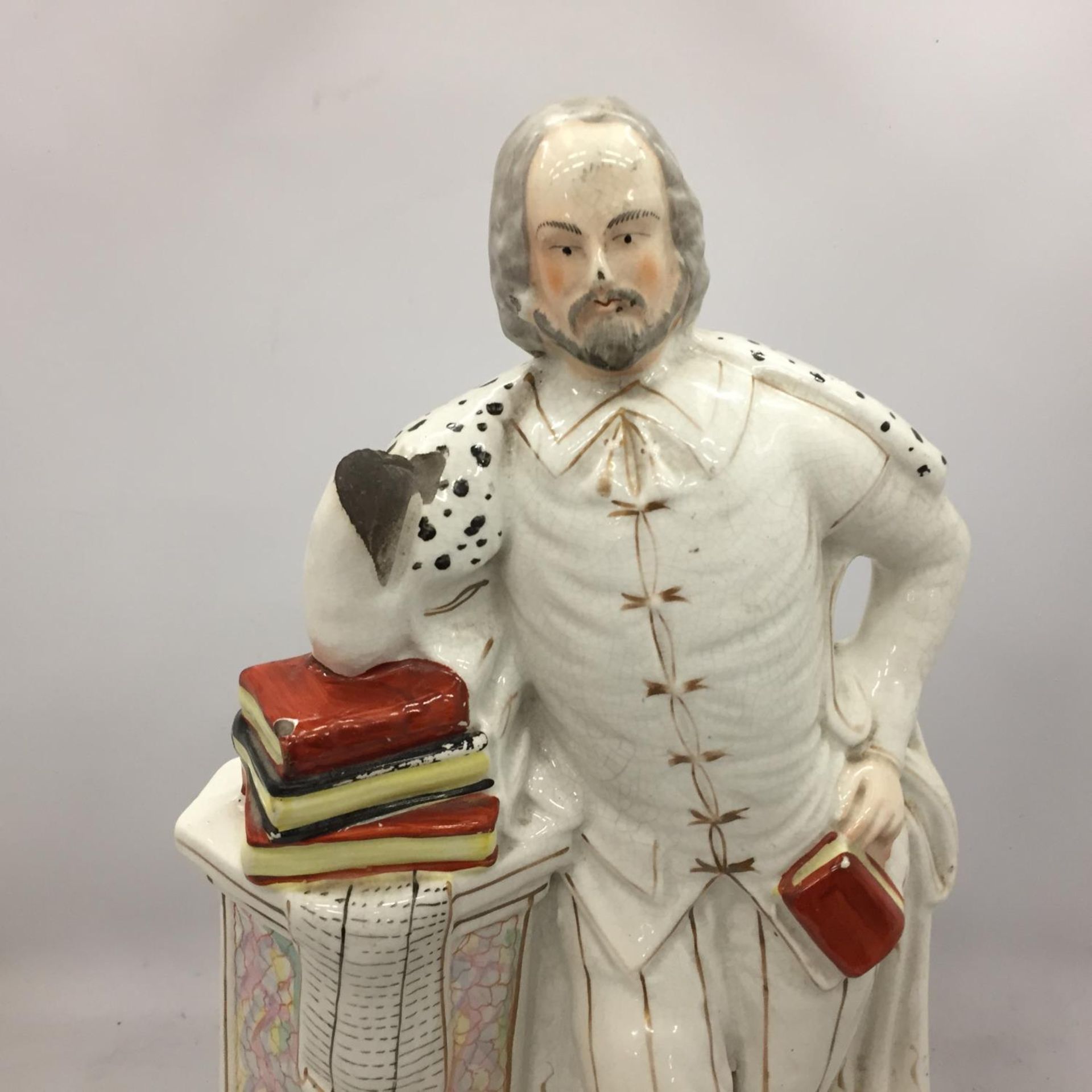 A LARGE ANTIQUE STAFFORDSHIRE FIGURE OF SHAKESPEARE HEIGHT 47CM - A/F MISSING ONE ARM - Image 4 of 6