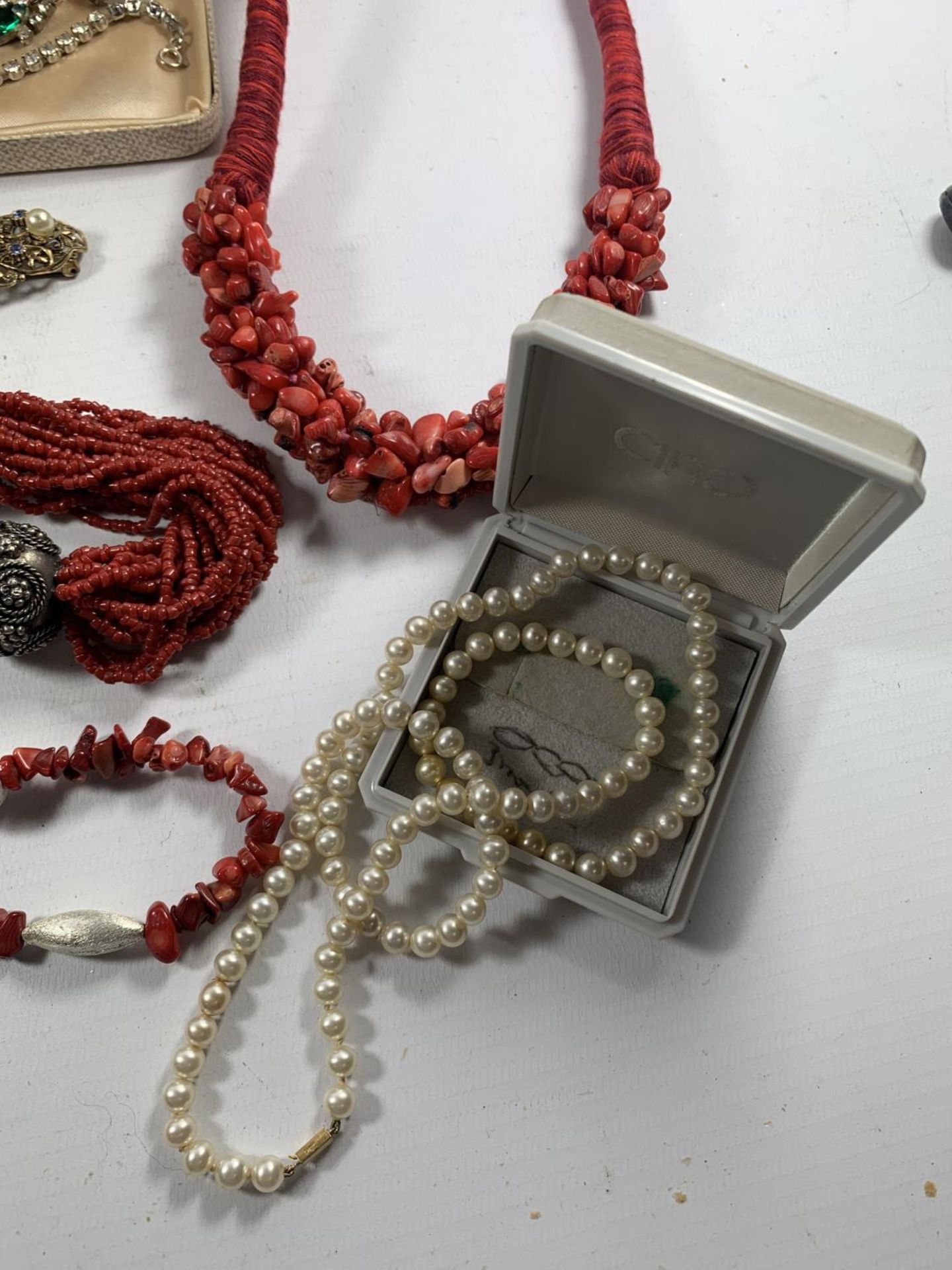 VARIOUS ITEMS OF JEWELLERY TO INCLUDE CORAL NECKLACE, PEARLS WITH 9 CARAT GOLD CLASP, DIAMONTE - Image 4 of 4