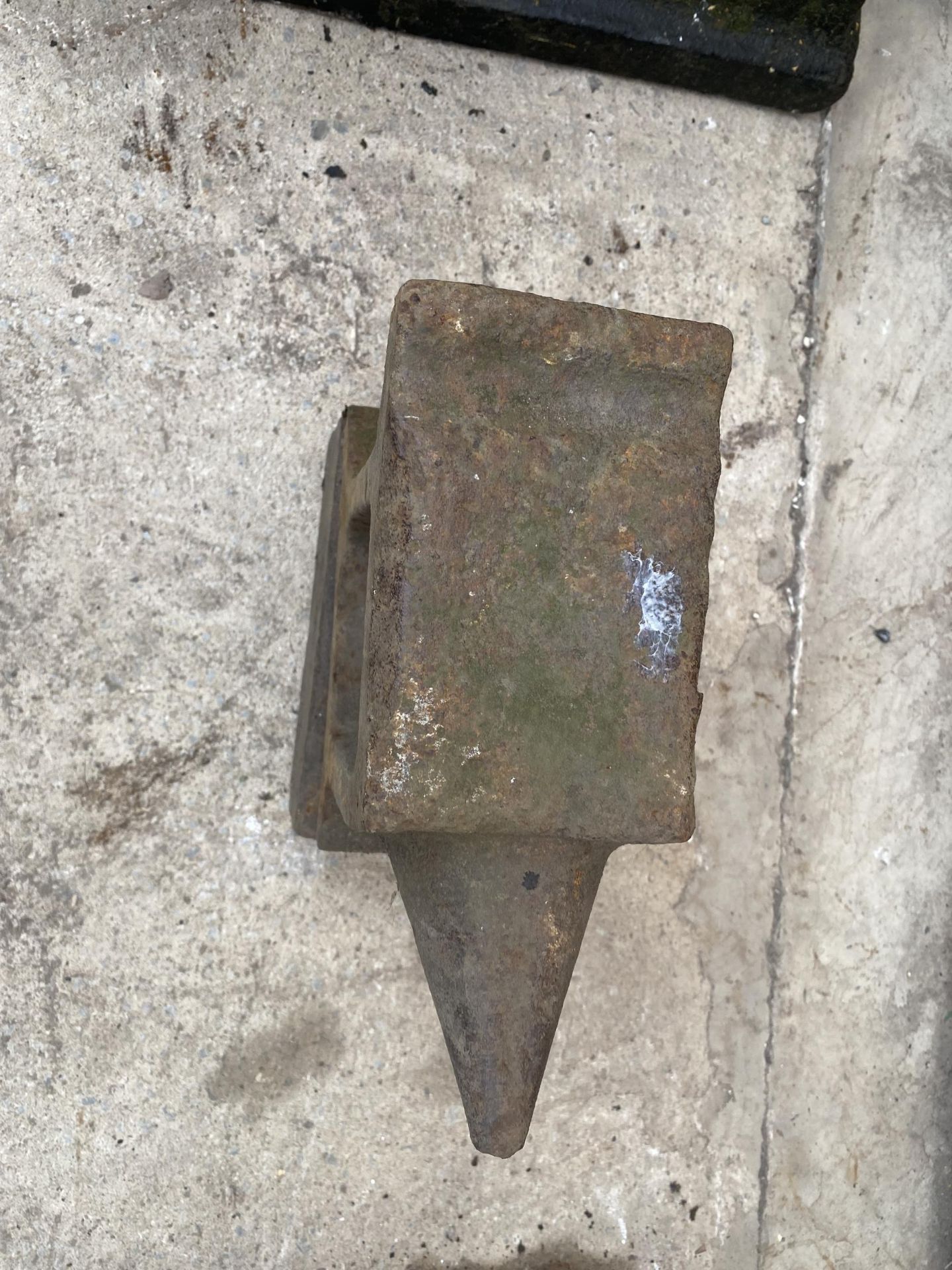A SMALL VINTAGE CAST IRON DOUBLE SIDED BLACKSMITHS ANVIL WITH CAST IRON BASE STAND(H:25CM L:28CM) - Image 2 of 3