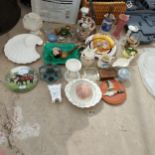 AN ASSORTMENT OF ITEMS TO INCLUDE JUGS AND PLATES ETC