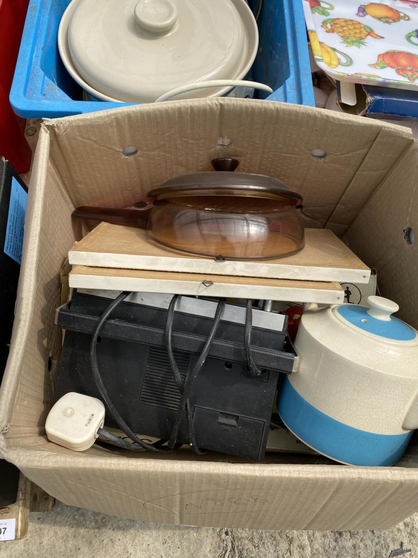 AN ASSORTMENT OF HOUSEHOLD CLEARANCE ITEMS TO INCLUDE GLASS WARE AND ELECTRICALS ETC - Image 4 of 4