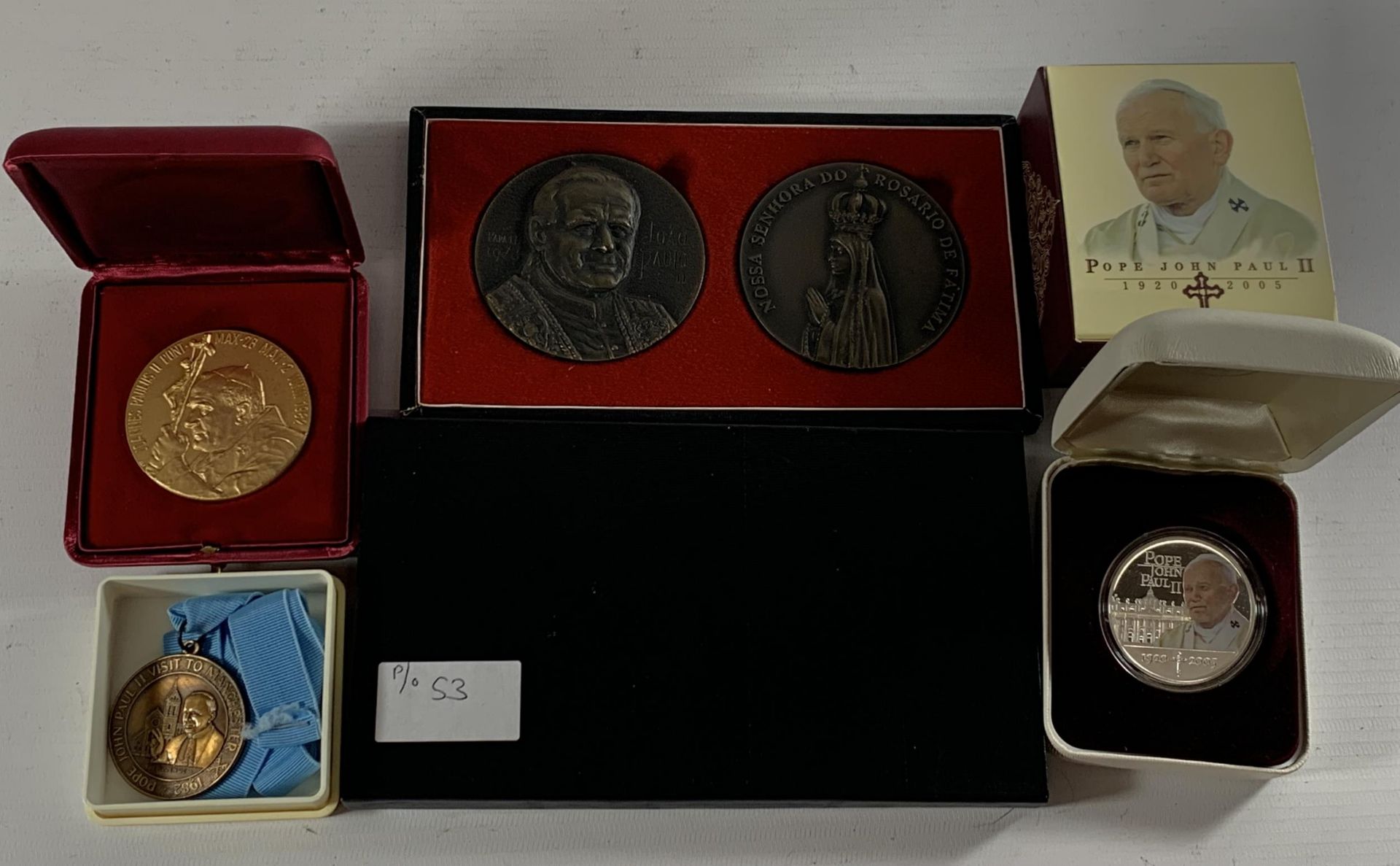 * A COLLECTION OF POPE JOHN PAUL II MEDALS TO INCLUDE PILGRIMS MEDAL, ETC (5)