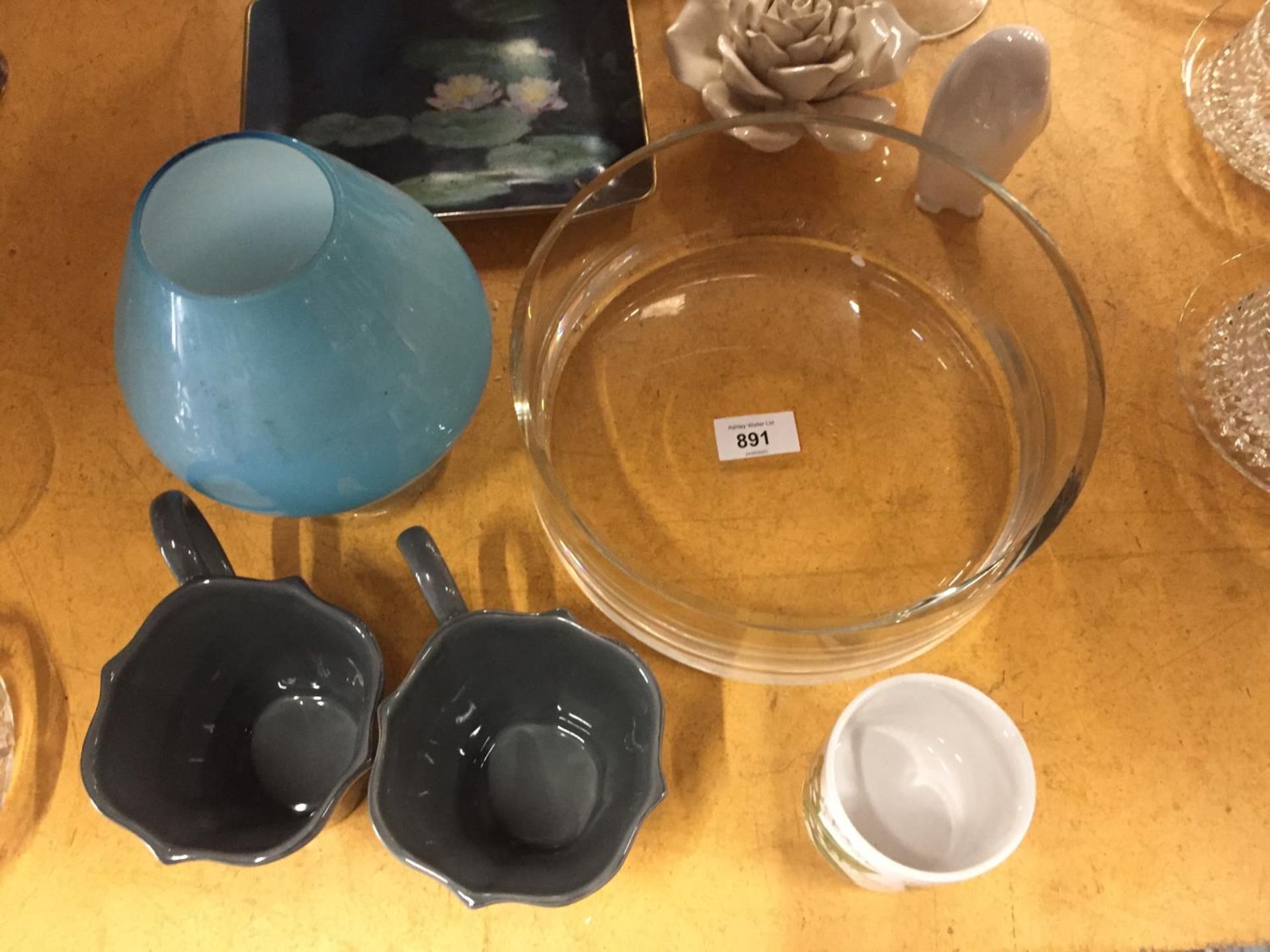 A QUANTIOTY OF CERAMIC ITEMS TO INCLUDE VASES, A PEDESTAL BOWL, GLASS BOWL, MUGS, ETC - Image 2 of 3