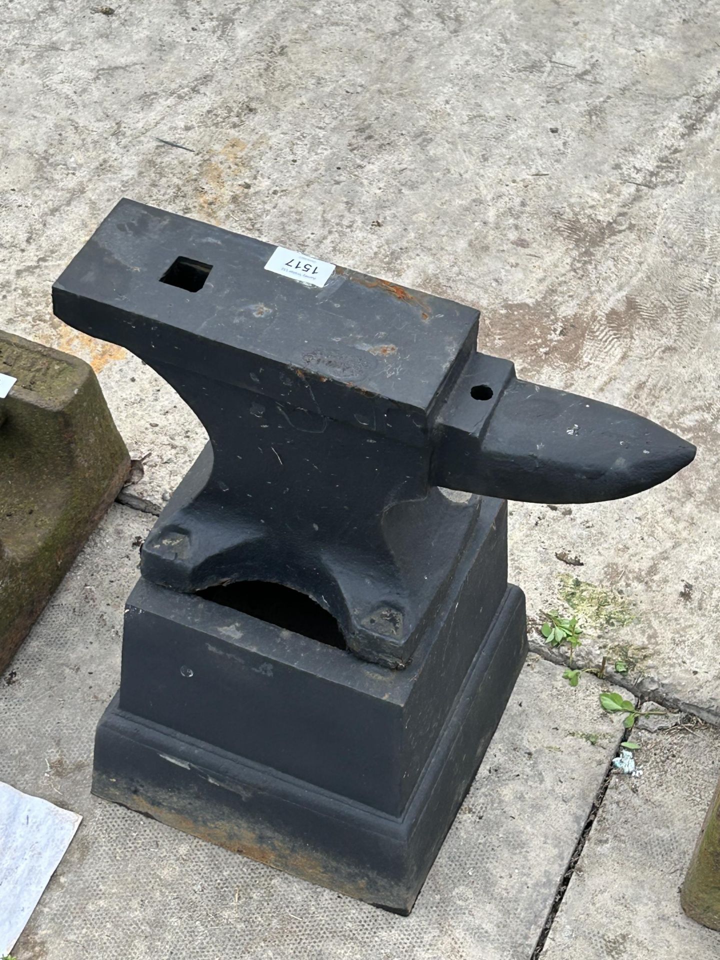 A SMALL VINTAGE CAST IRON BLACKSMITHS ANVIL AND CAST IRON STAND (ANVIL H:21CM L:39CM STAND H:21CM) - Image 4 of 4