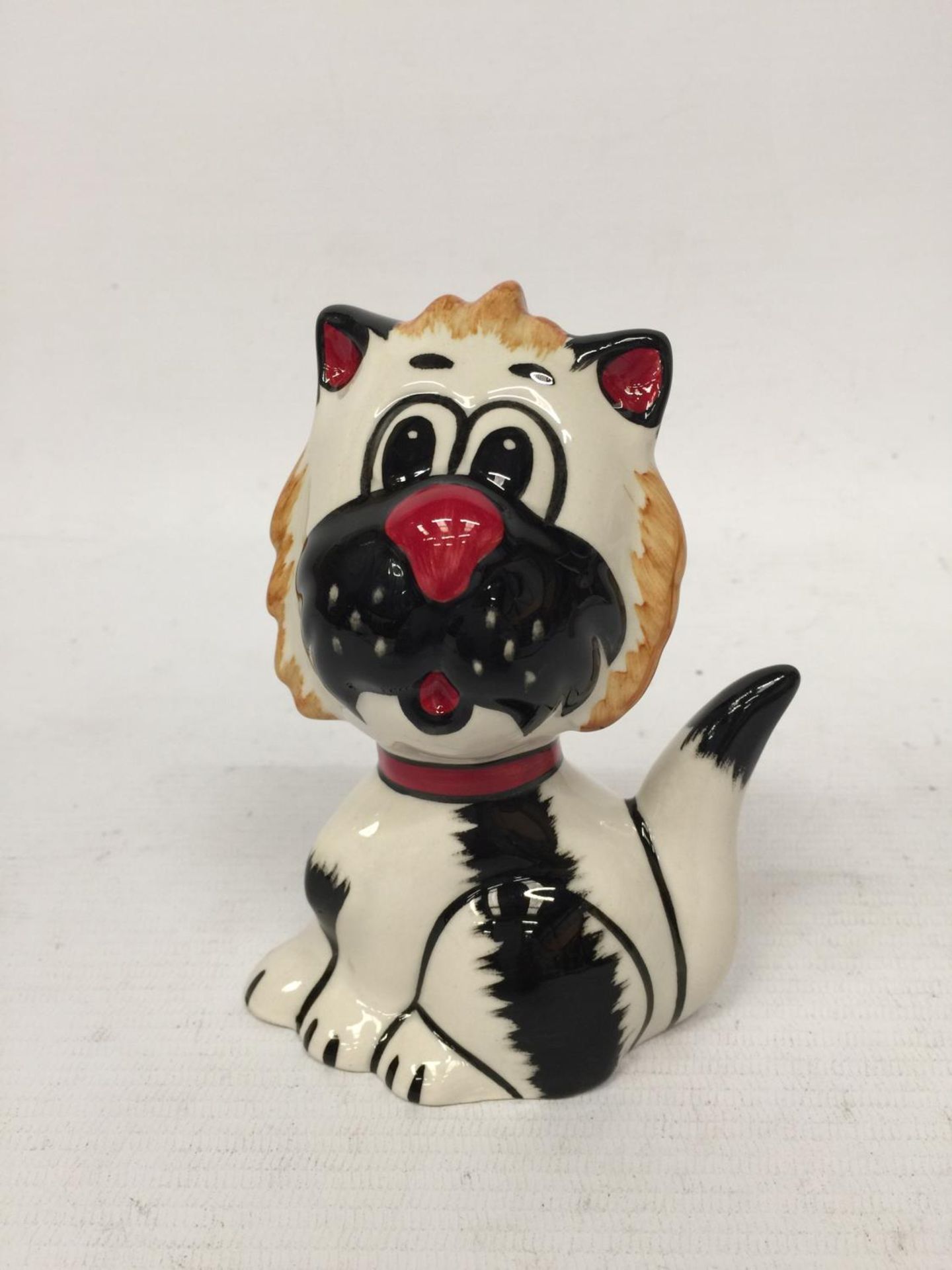 A LORNA BAILEY "ETHAN" CAT SIGNED IN RED