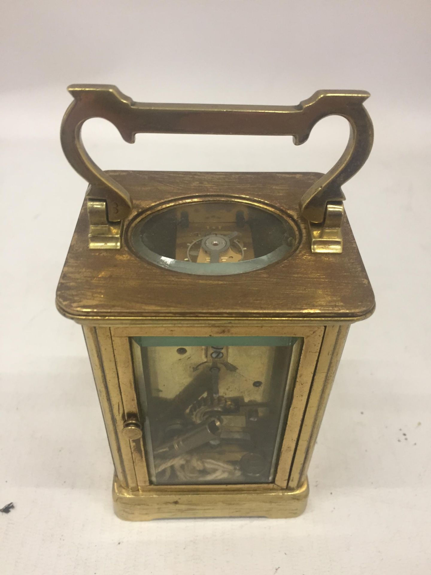 A FRENCH ANTIQUE BRASS CASED CARRIAGE CLOCK WITH KEY - Image 3 of 4