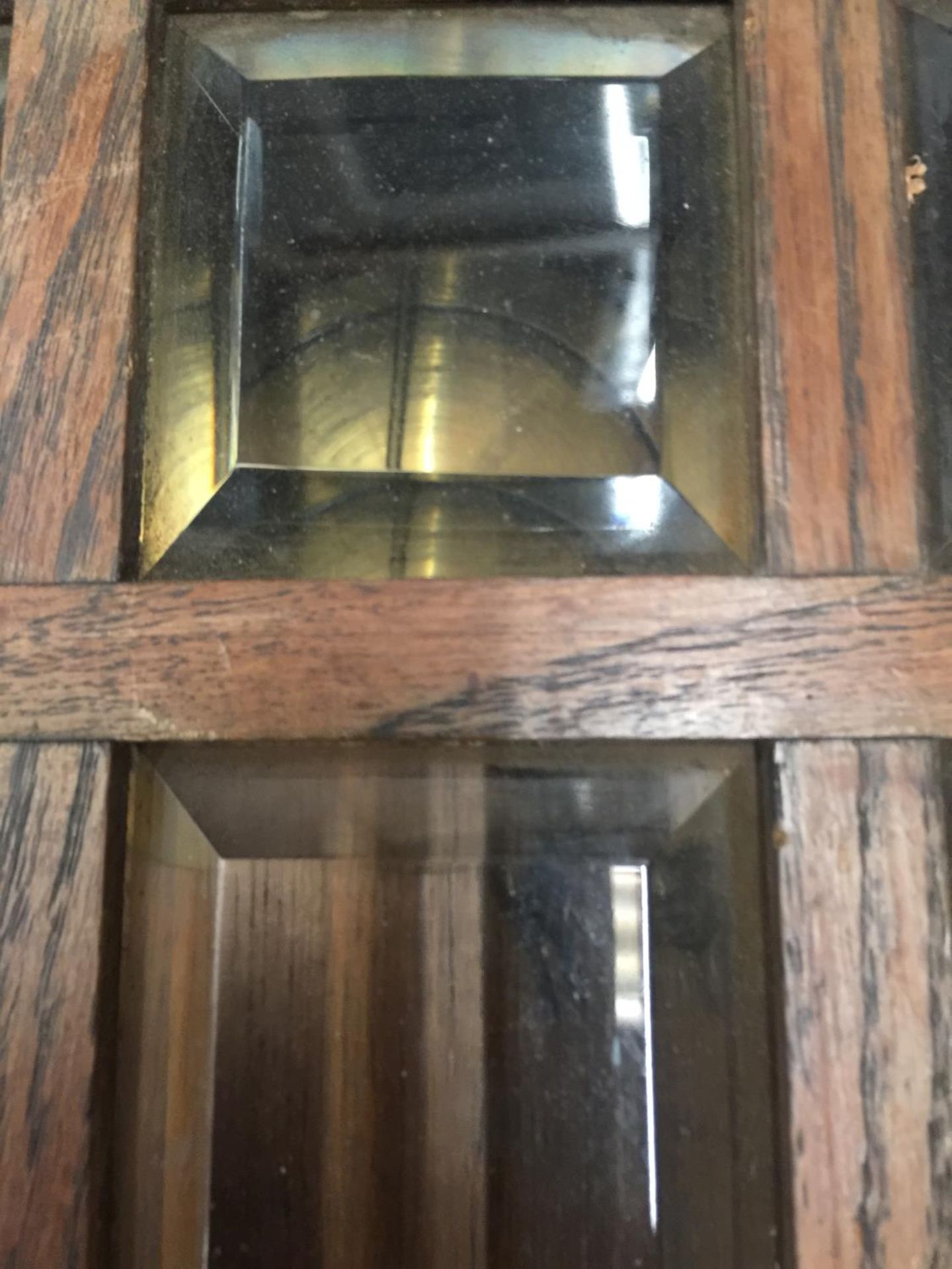 A VINTAGE MAHOGANY CASED WALL CLOCK WITH BEVELLED GLASS TO THE FRONT, COMPLETE WITH PENDULUM AND - Image 3 of 4