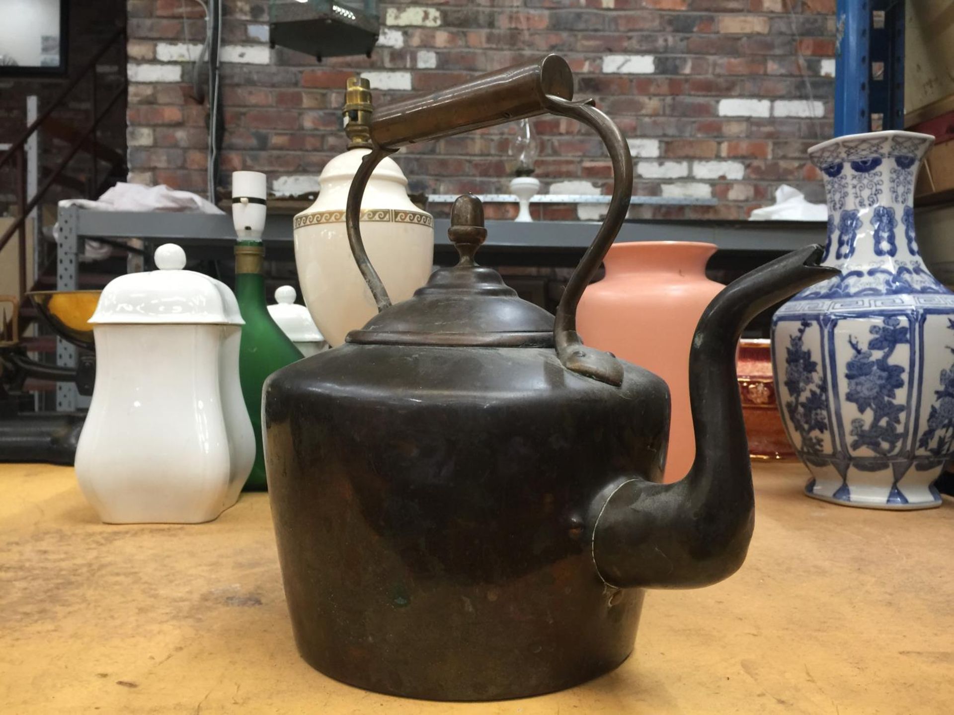 A LARGE VINTAGE COPPER KETTLE WITH ACORN FINIAL