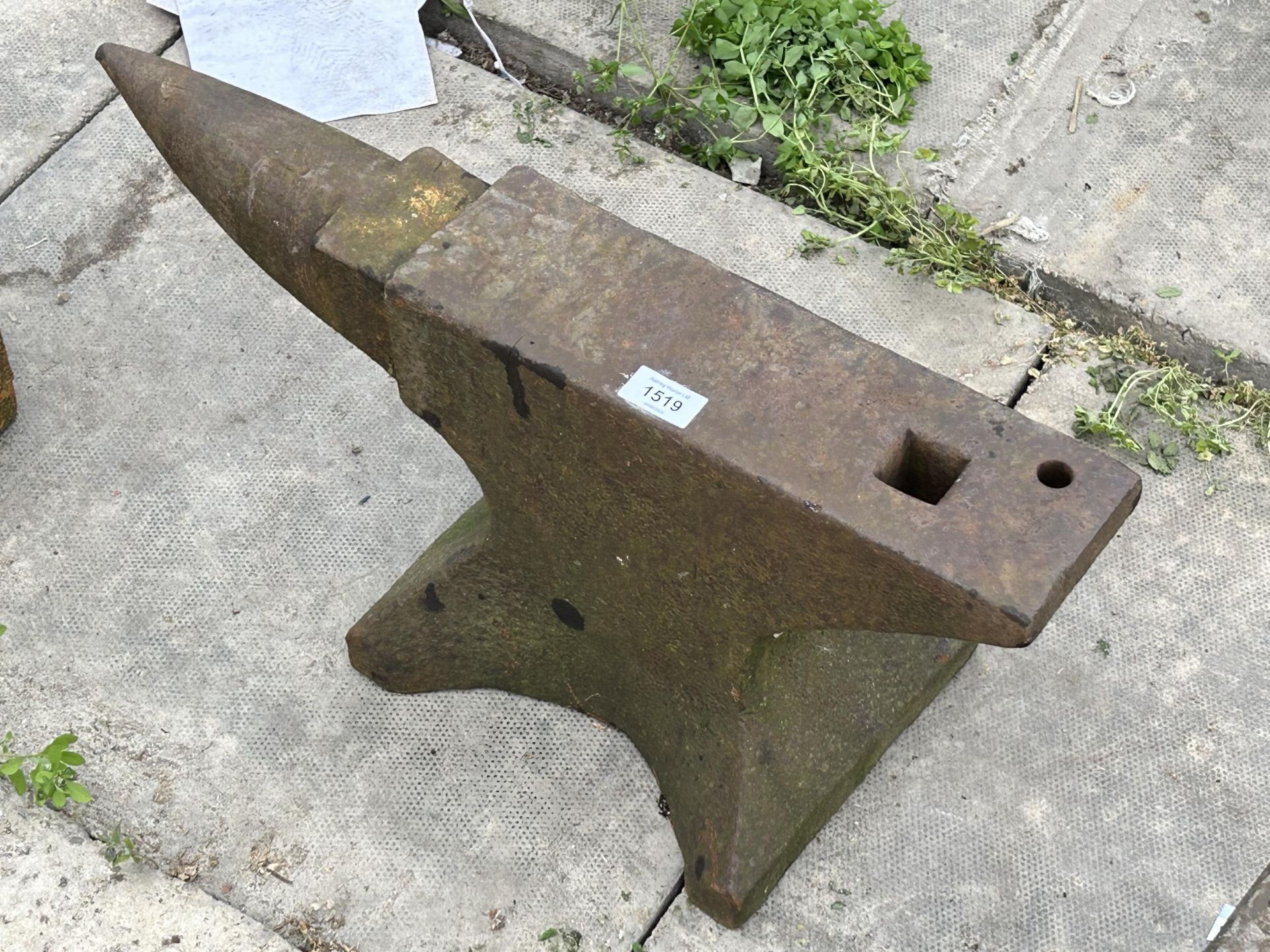 A SMALL VINTAGE CAST IRON BLACKSMITHS ANVIL (H:27CM L:60CM) - Image 2 of 4