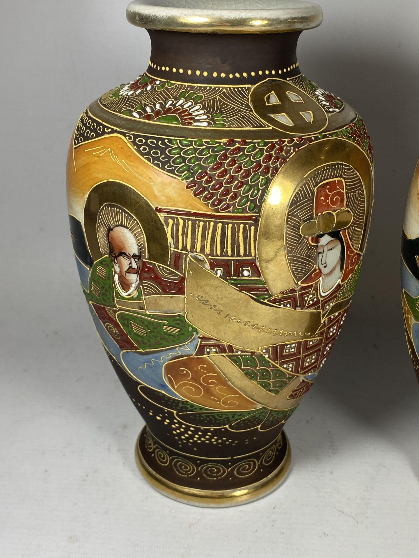 A PAIR OF JAPANESE SATSUMA OVOID FORM VASES WITH FIGURAL DESIGN, HEIGHT 24.5CM - Bild 2 aus 5