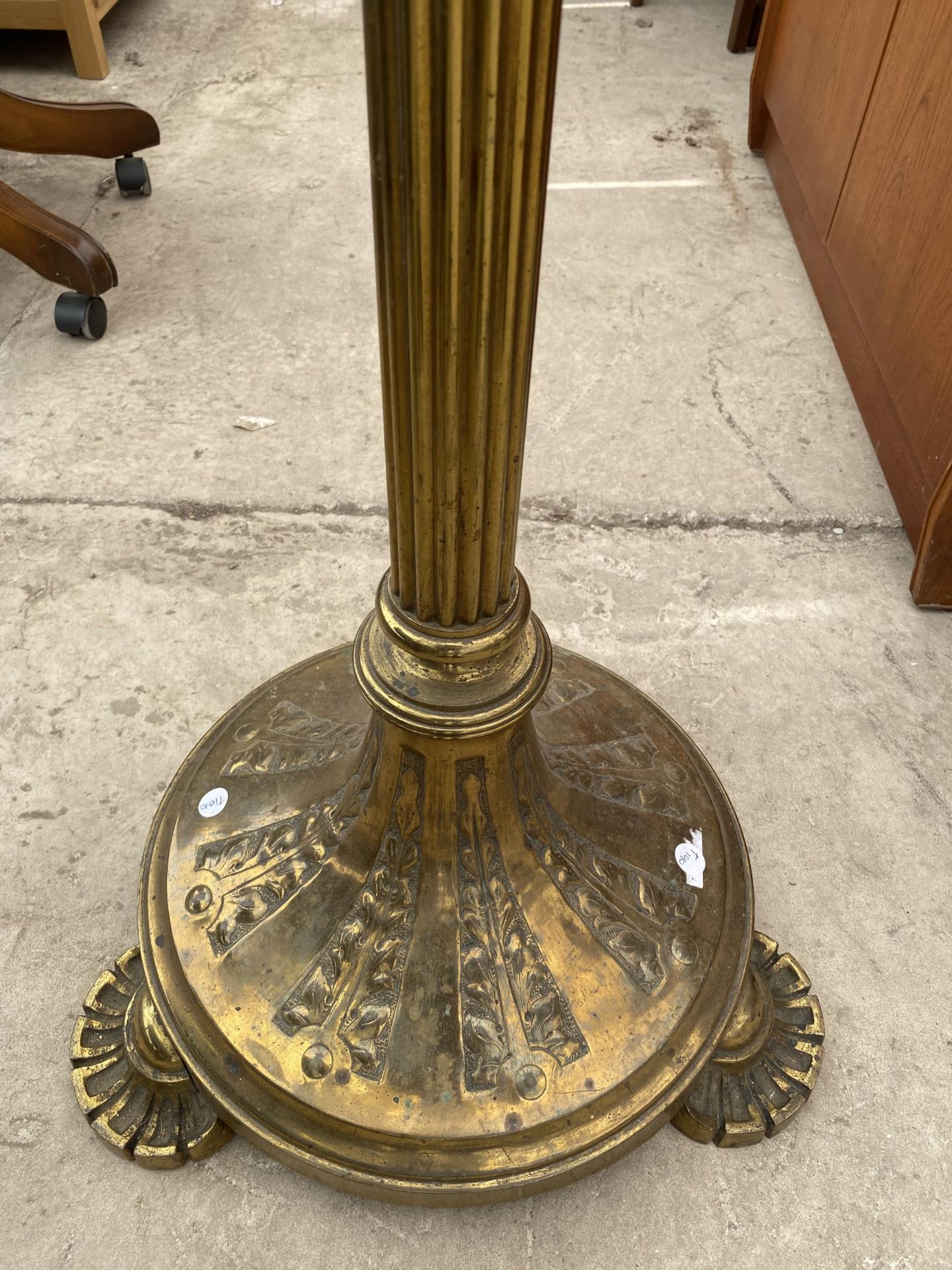AN EARLY 20TH CENTURY BRASS ADJUSTABLE LAMP STANDARD WITH FLORAL DECORATED BASE AND GREEK KEY - Image 4 of 4