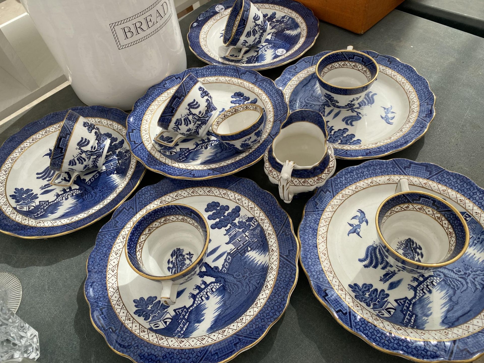 A COLLECTION OF ROYAL OLD WILLOW BLUE AND WHITE CERAMICS AND A LIDDED BREAD BIN - Image 2 of 3