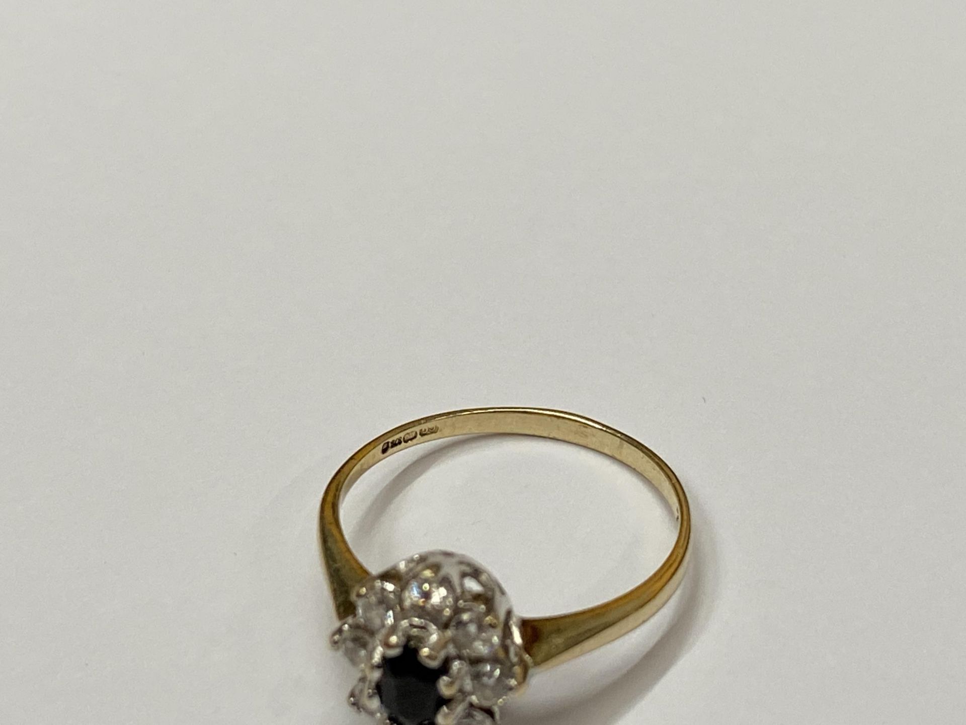 A 9CT YELLOW GOLD RING WITH SAPPHIRE AND CZ STONES, 2G - Bild 2 aus 2