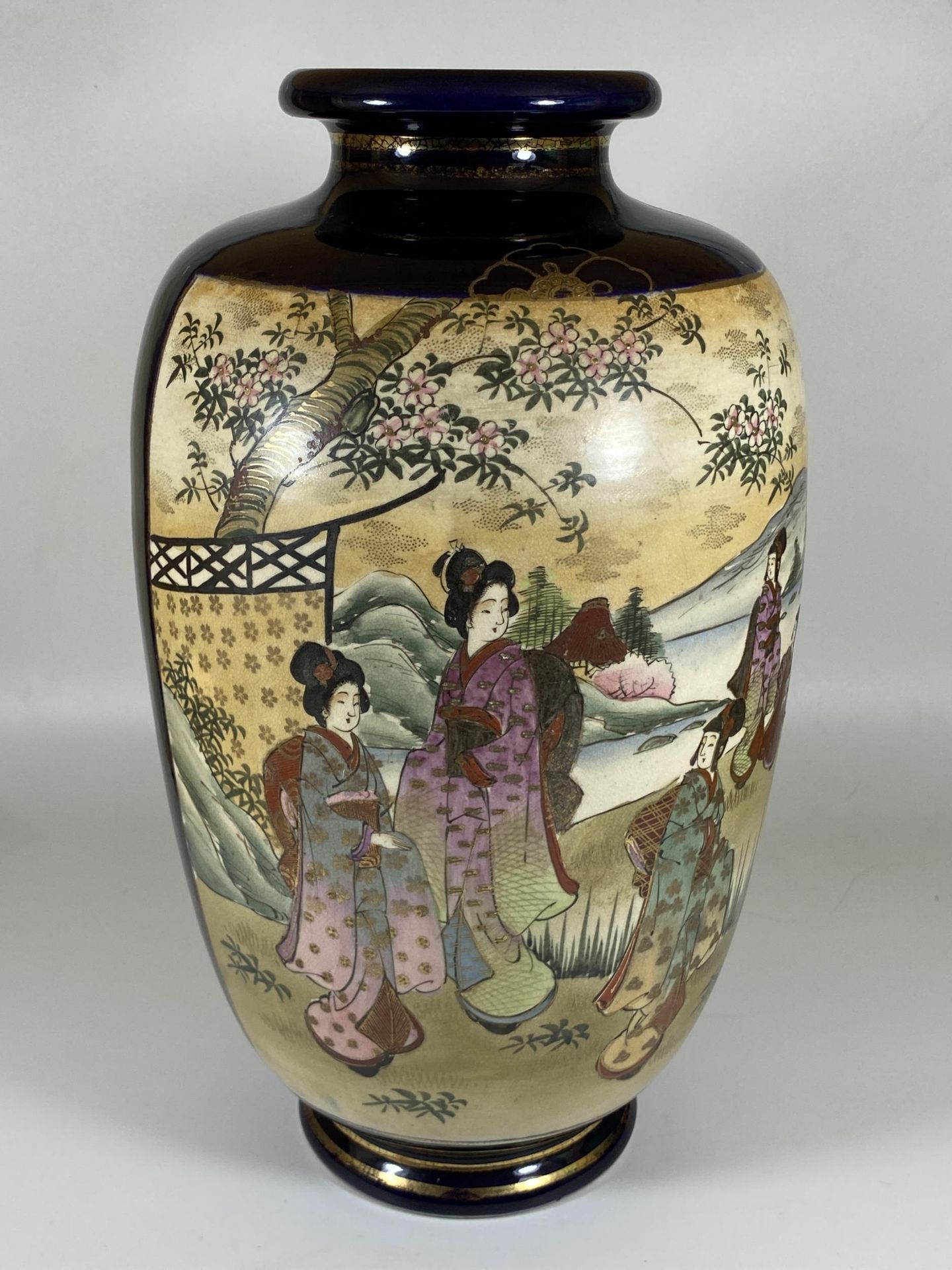 A LARGE JAPANESE HAND PAINTED MEIJI PERIOD VASE, WITH PANELLED DESIGN DEPICTING FIGURES BY A - Image 4 of 6