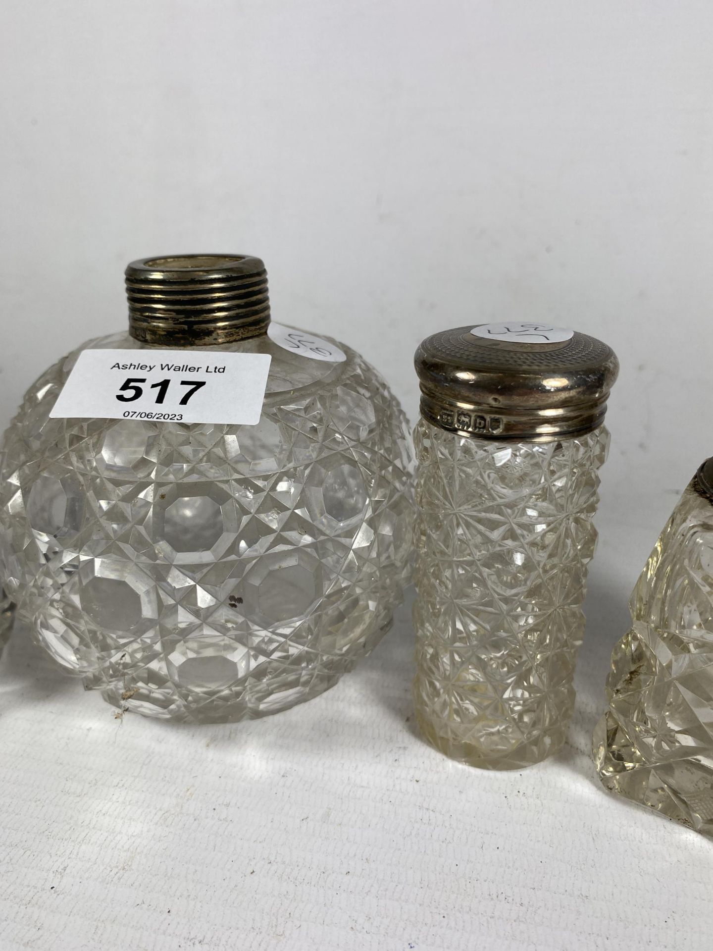 A COLLECTION OF FIVE HALLMARKED SILVER AND CUT GLASS ITEMS, BLUE CUT GLASS SHAKER WITH VICTORIAN - Bild 3 aus 4