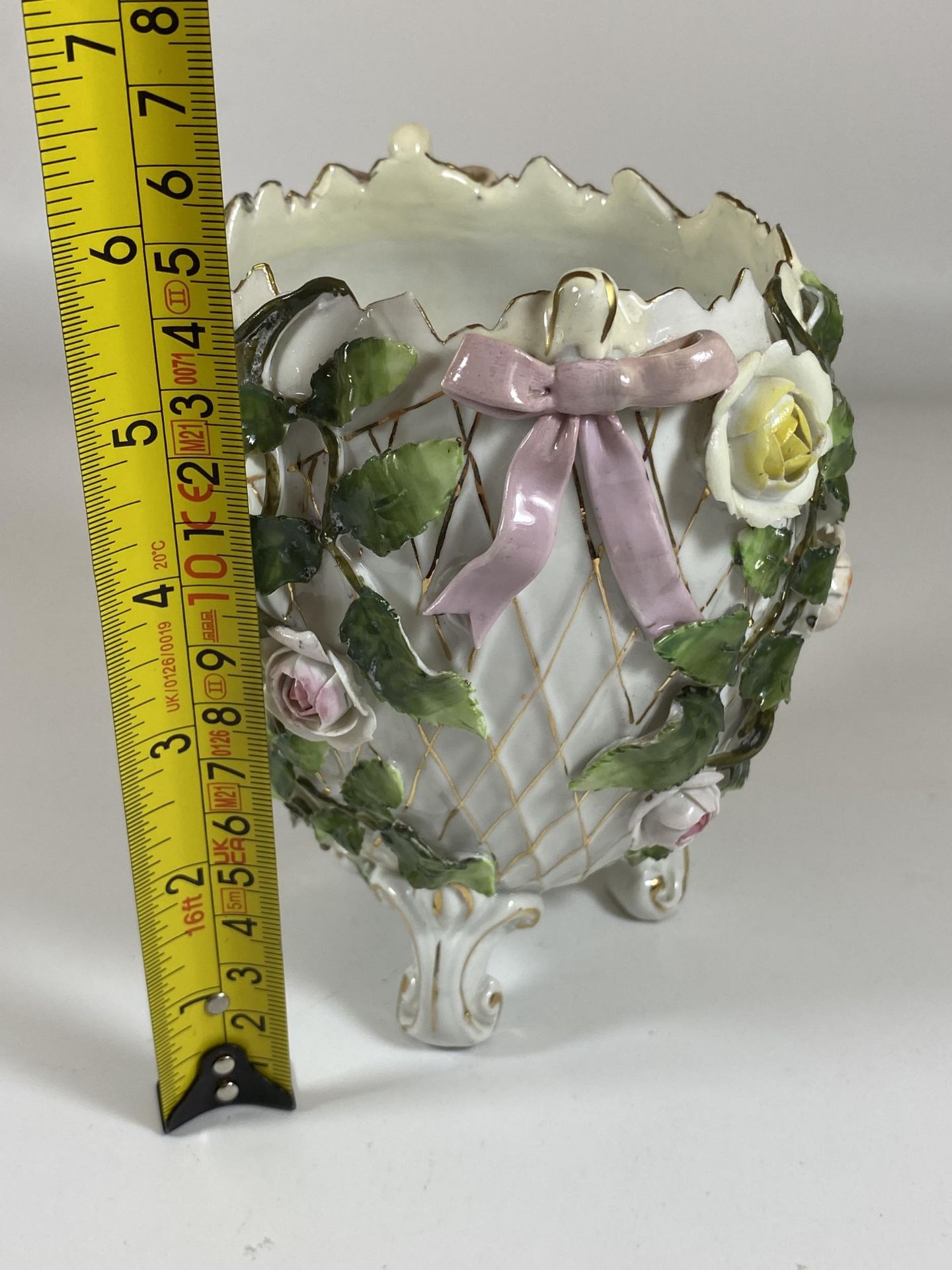 A SITZENDORF CONTINENTAL HARD PASTE PORCELAIN FLORAL POT / VASE WITH BLUE CROSS MARK TO BASE, HEIGHT - Image 6 of 6