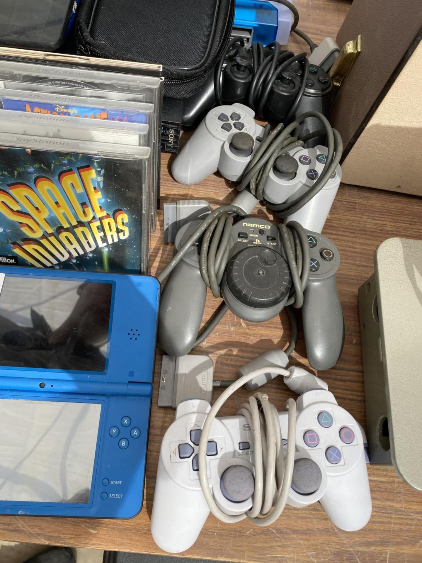 AN ASSORTMENT OF ITEMS TO INCLUDE A SONY PS2, PLAYSTATION ONE GAMES AND CONTROLLERS AND A NINTENDO - Image 2 of 4