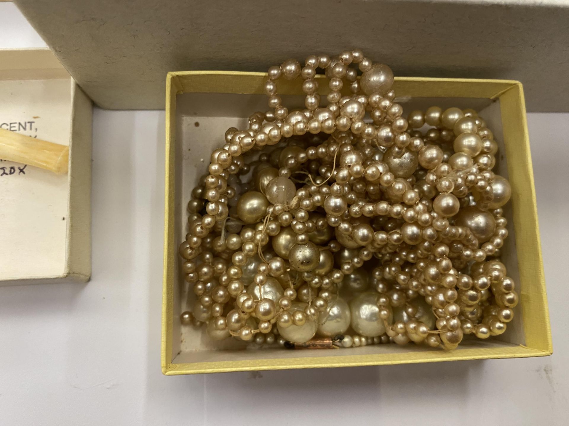 A COLLECTION OF VINTAGE COSTUME JEWELLERY AND FURTHER ITEMS, PEARL NECKLACES, PASTE JEWELLERY ETC - Image 2 of 5