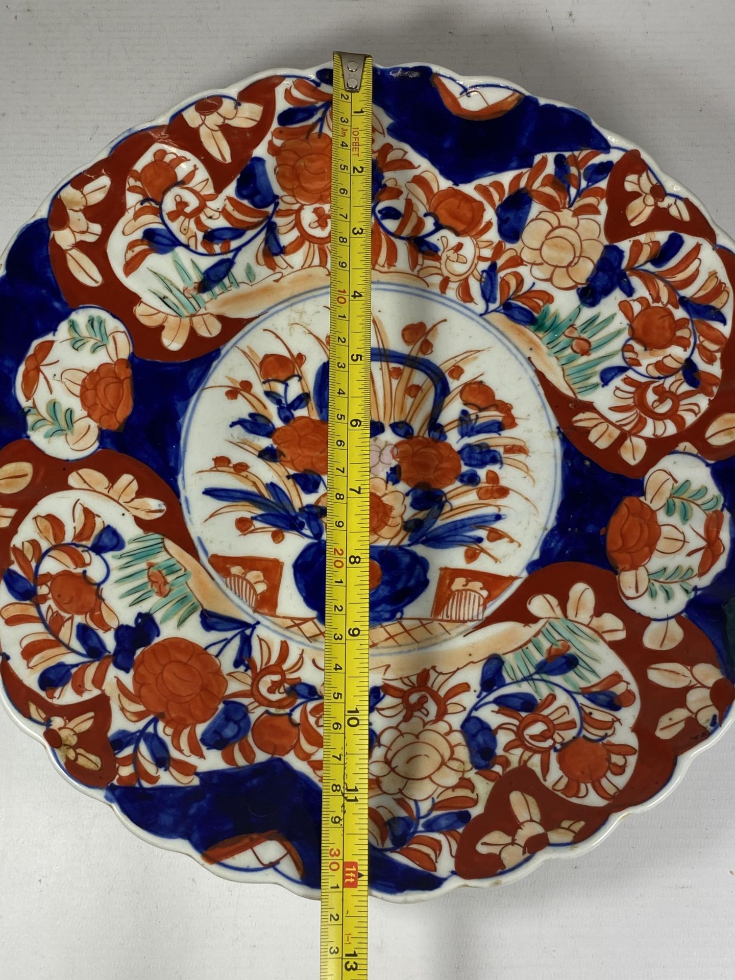 A LARGE JAPANESE MEIJI PERIOD (1868-1912) IMARI SCALLOPED RIM CHARGER WITH BASKET OF FLOWERS CENTRAL - Image 4 of 4