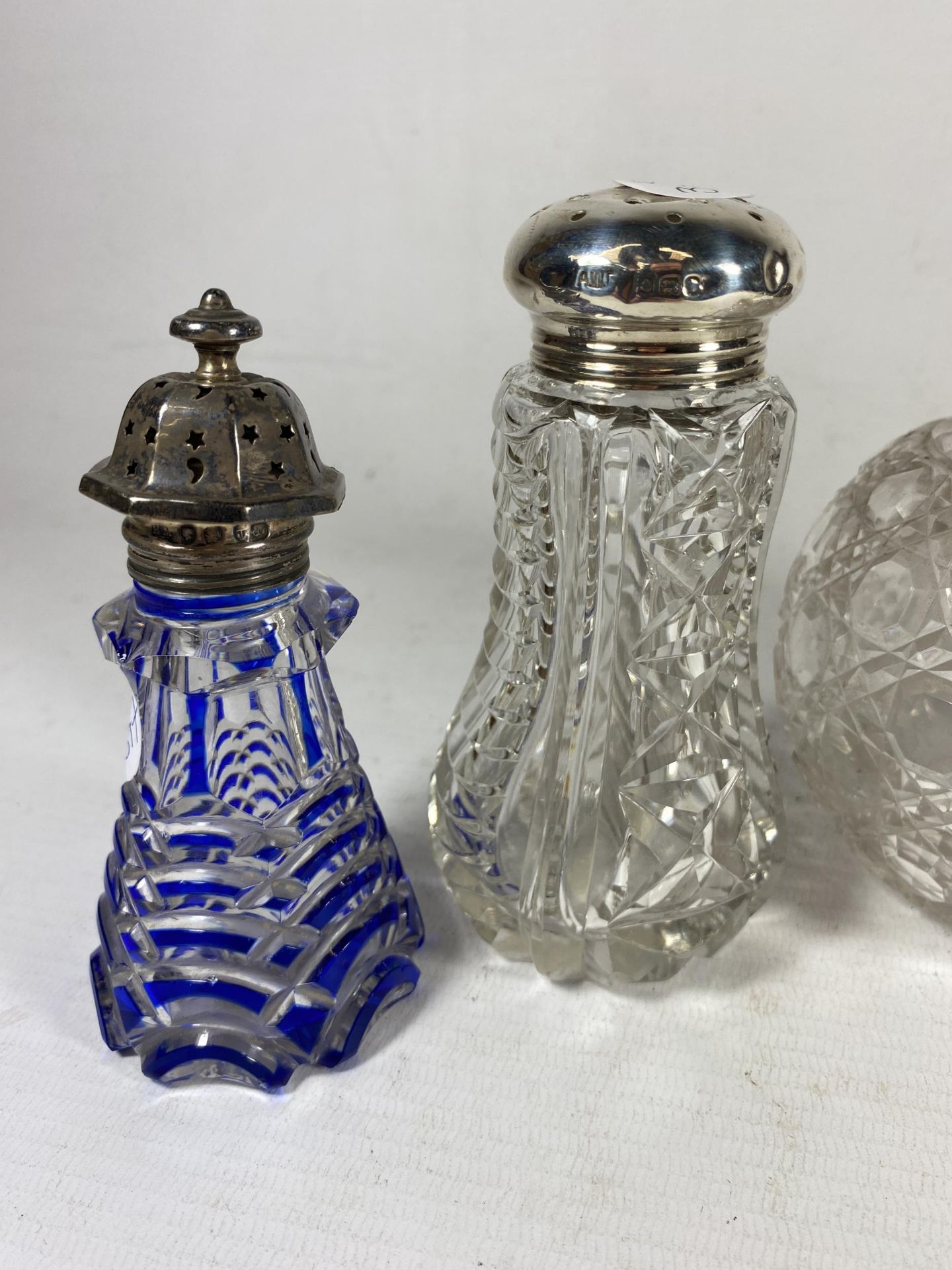 A COLLECTION OF FIVE HALLMARKED SILVER AND CUT GLASS ITEMS, BLUE CUT GLASS SHAKER WITH VICTORIAN - Image 2 of 4