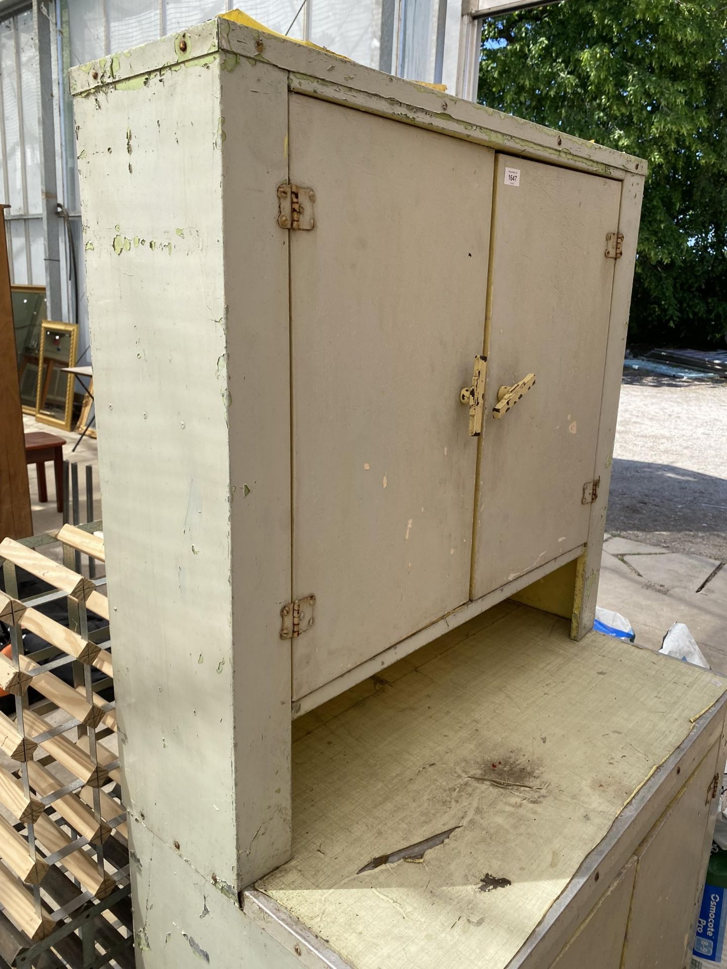 A RETRO METAL KITCHEN CUPBOARD - Image 2 of 4