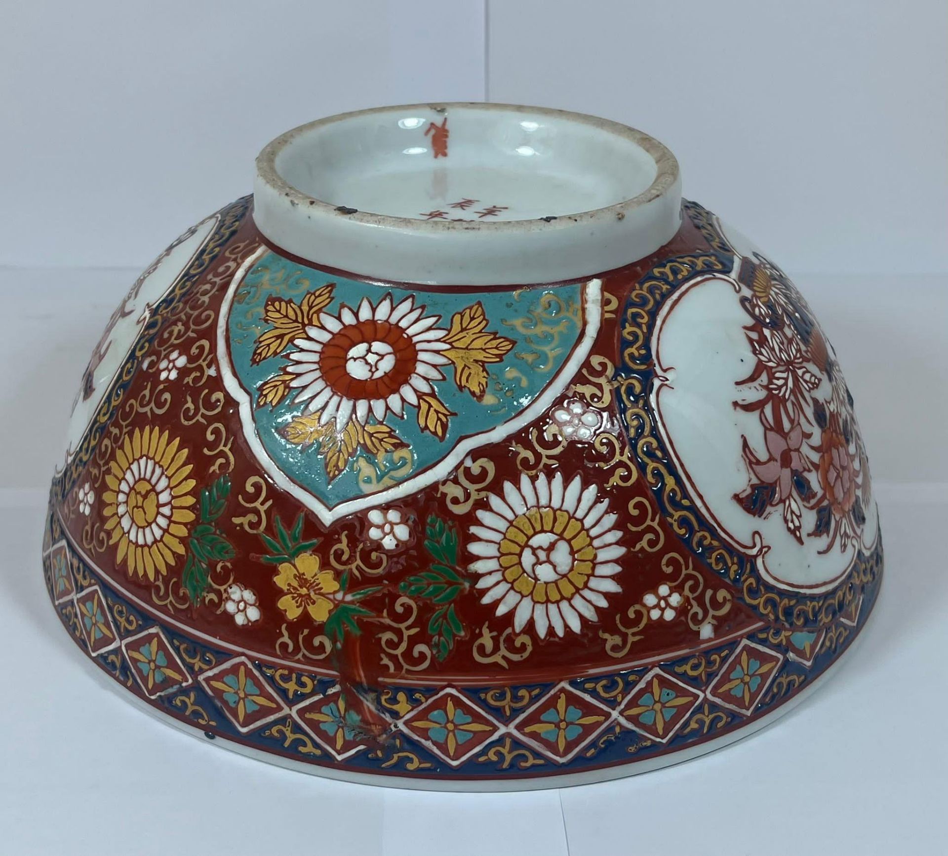 A 1980'S ORIENTAL FLORAL ENAMEL BOWL WITH SIX CHARACTER MARK TO BASE, DIAMETER 25CM - Image 4 of 5