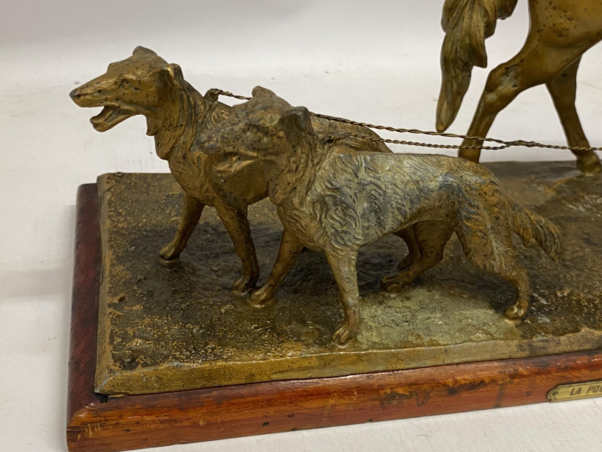 A VINTAGE METAL FIGURE GROUP OF A HUNTER, HORSE AND TWO DOGS - 'LA POURSUITE', HEIGHT 23CM - Image 3 of 4