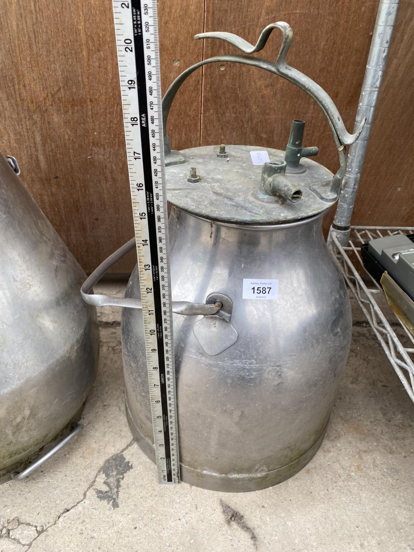 A STAINLESS STEEL MILKING BUCKET WITH LID - Bild 2 aus 2