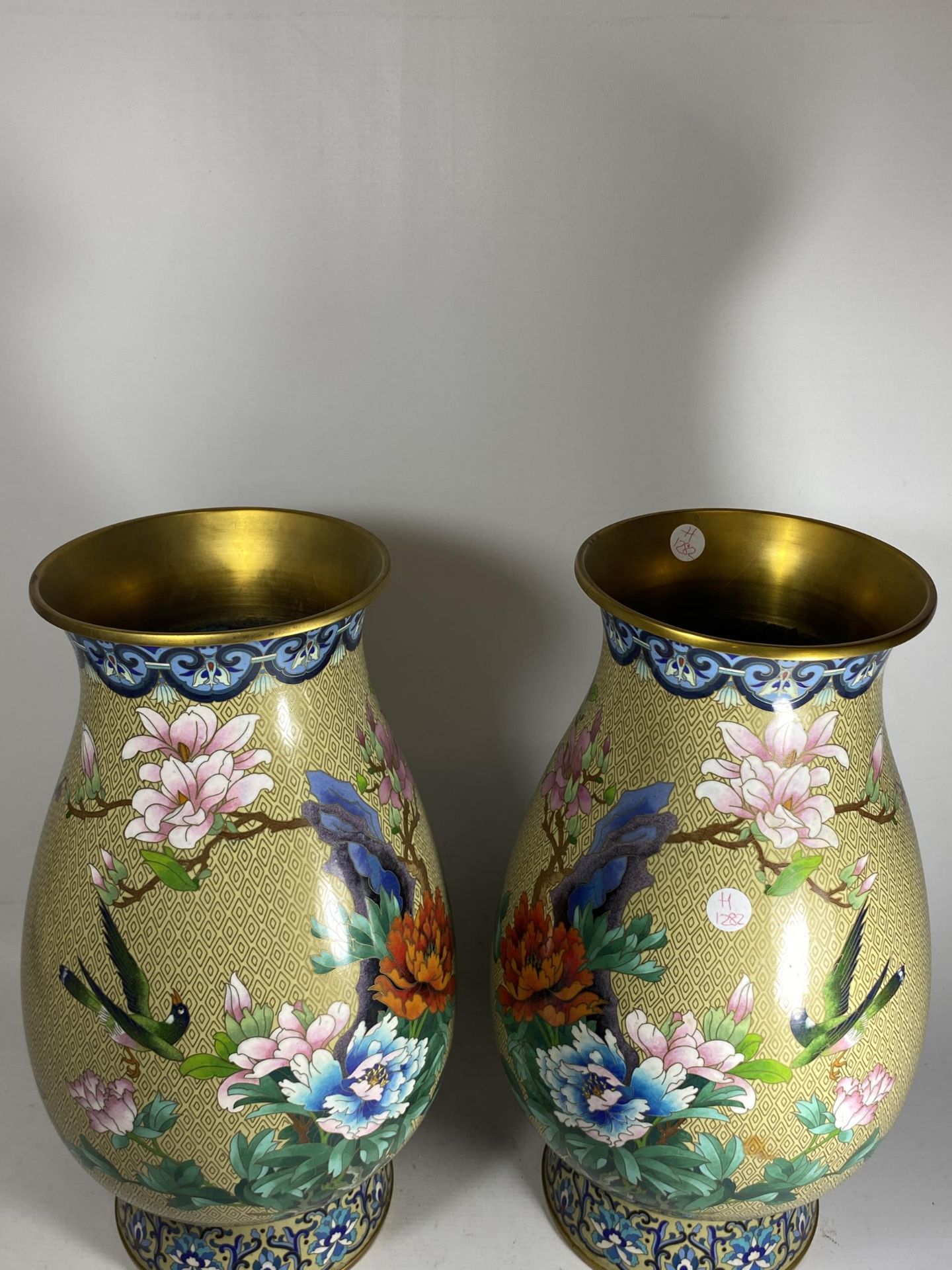 A LARGE PAIR OF CHINESE CLOISONNE BALUSTER FORM VASES WITH BIRD AND FLORAL DECORATION, HEIGHT 39CM - Image 2 of 9