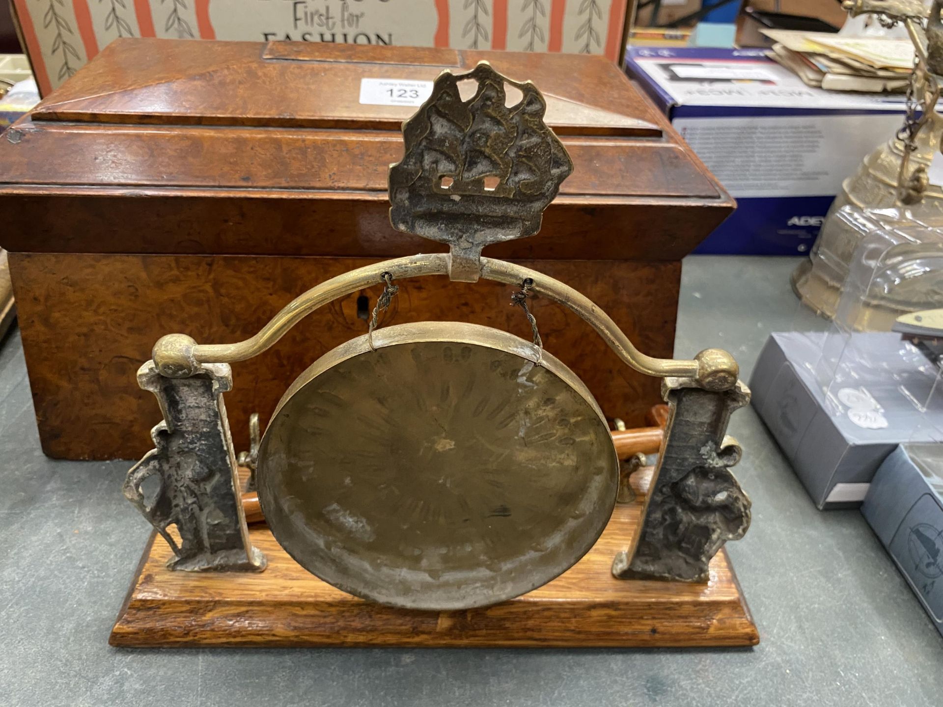 A VICTORIAN BRASS GONG AND HAMMER ON AN OAK BASE WITH HMS VICTORY MOTIF - Image 4 of 4