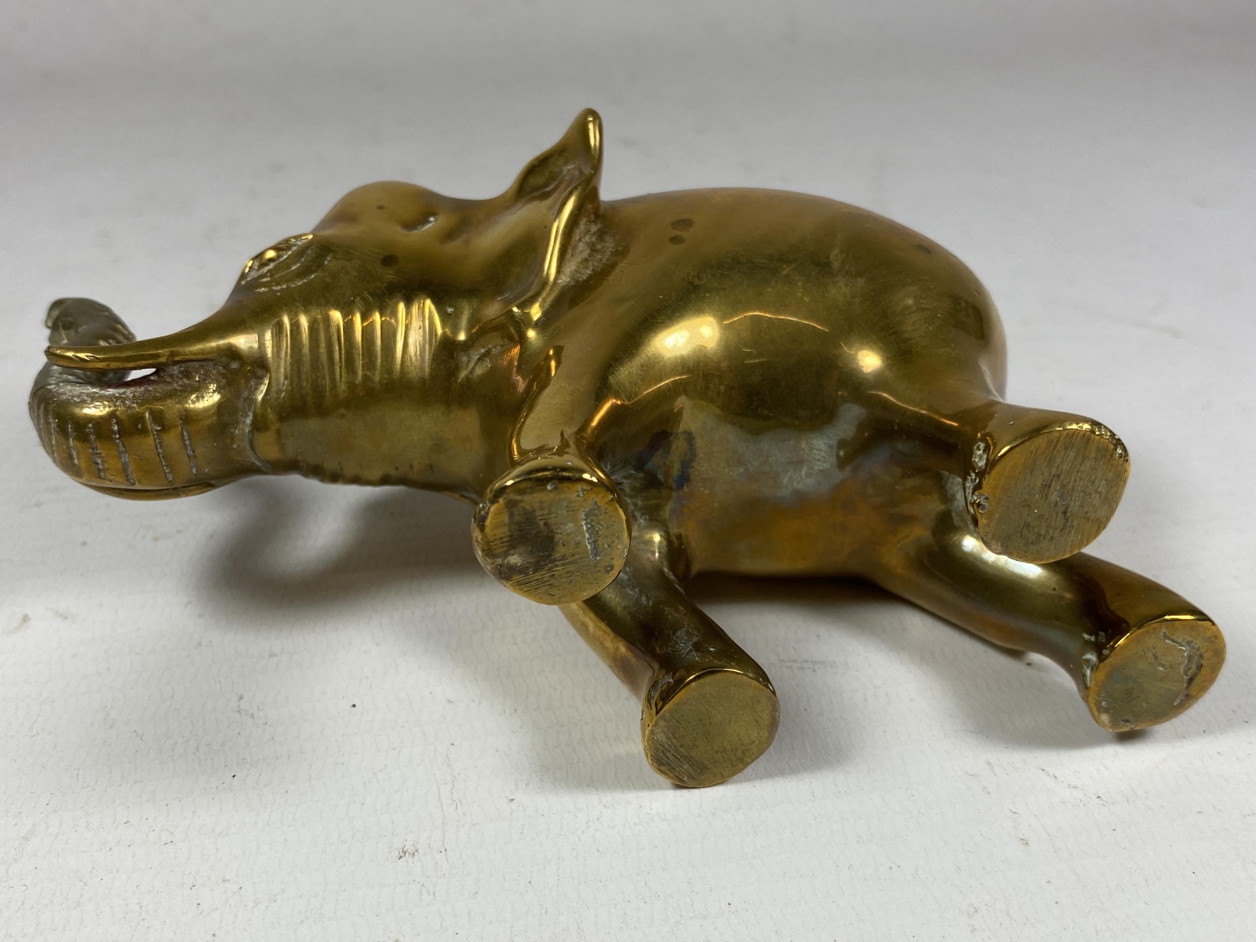 A VINTAGE ORIENTAL SOLID BRASS MODEL OF AN ELEPHANT, HEIGHT 9CM - Image 3 of 4