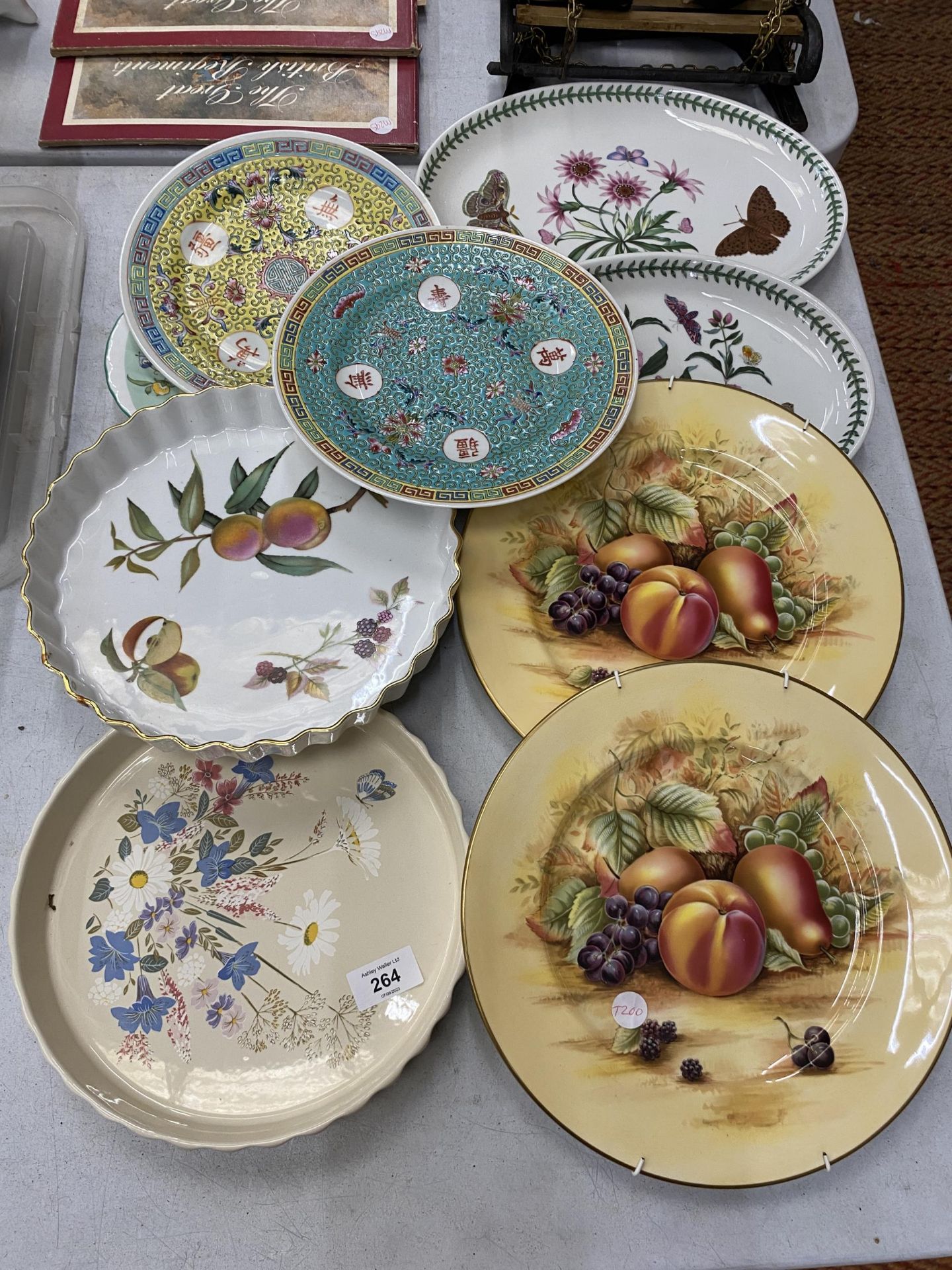 A QUANTITY OF PLATES TO INCLUDE AYNSLEY 'ORCHARD GOLD', PORTMEIRION, ORIENTAL, ETC PLUS TWO FLAN