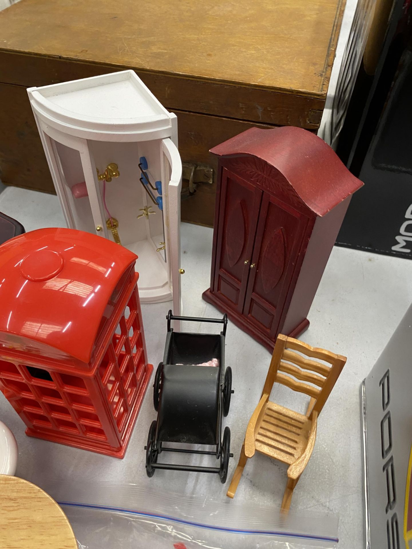 A COLLECTION OF DOLLS HOUSE FURNITURE - Image 2 of 4