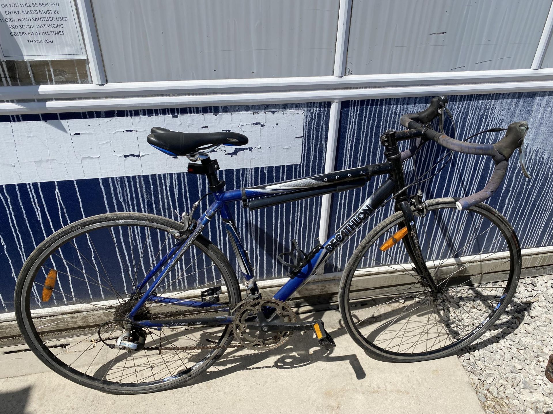 A DECATHLON ROAD RACING BIKE WITH 16 SPEED SHIMANO GEAR SYSTEM