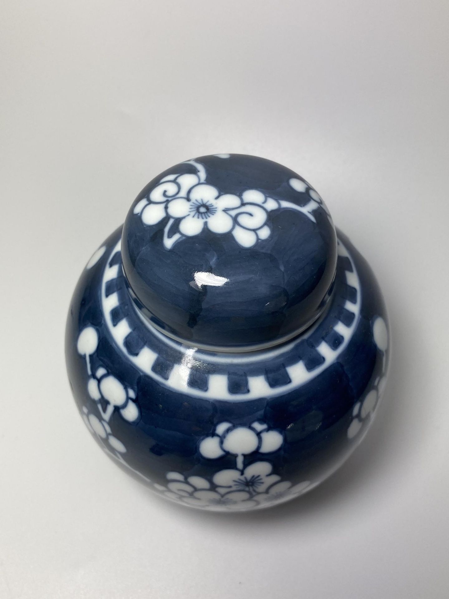 A CHINESE PRUNUS BLOSSOM PATTERN GINGER JAR, DOUBLE RING MARK TO BASE, HEIGHT 13CM - Image 2 of 6