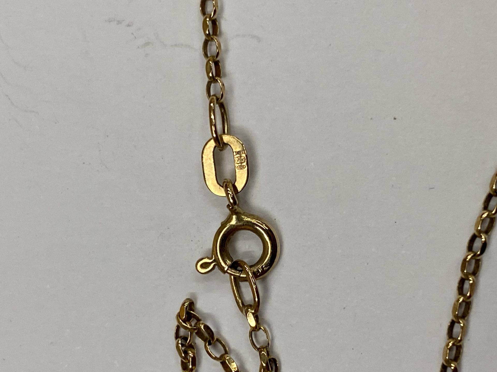A 9CT YELLOW GOLD NECKLACE WITH CROSS PENDANT, TOTAL WEIGHT 2.96G - Image 3 of 3