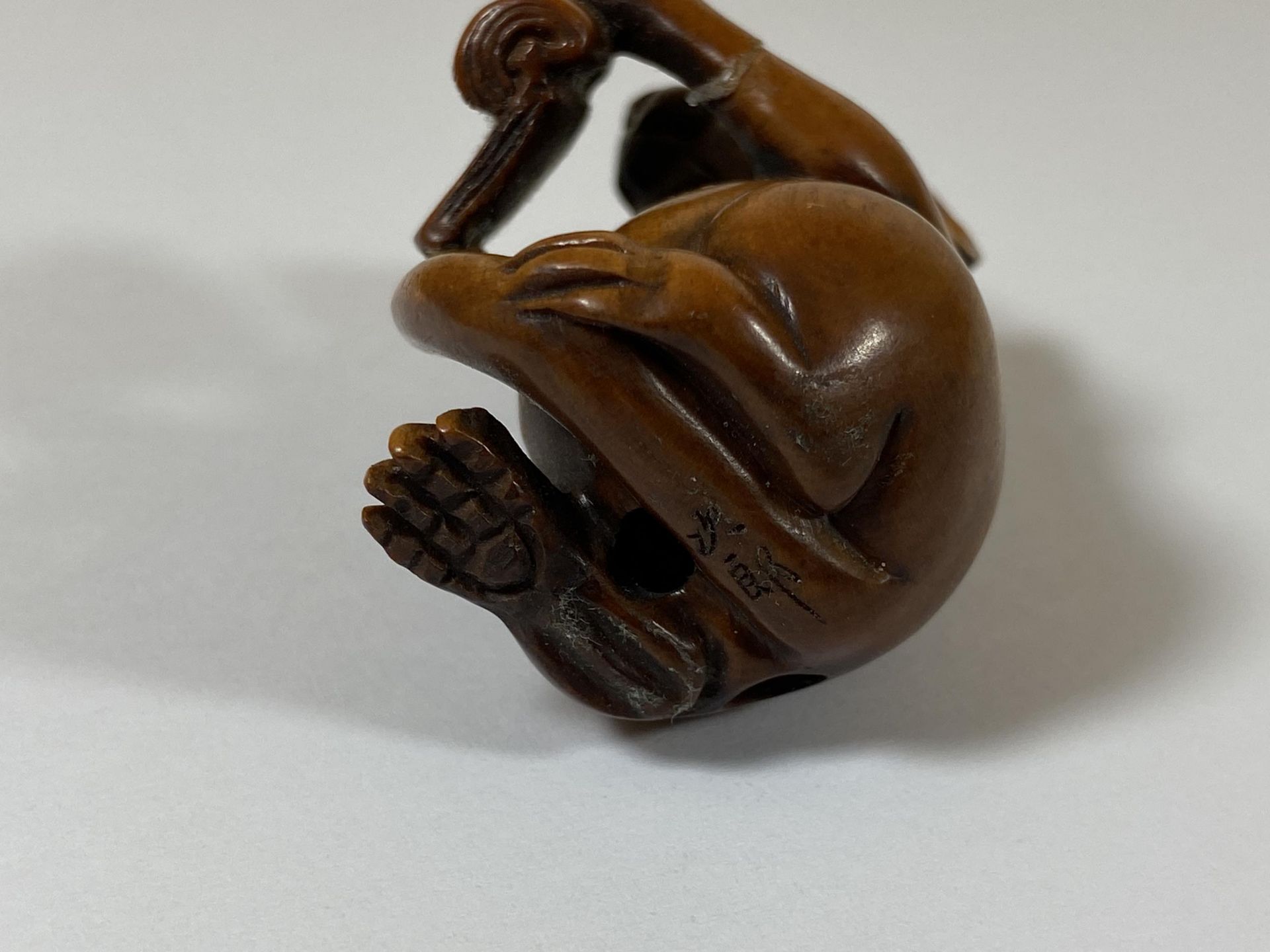AN ORIENTAL NETSUKE OF A RABBIT READING, HAND A/F, SIGNED TO BASE, HEIGHT 4.5CM - Image 3 of 3