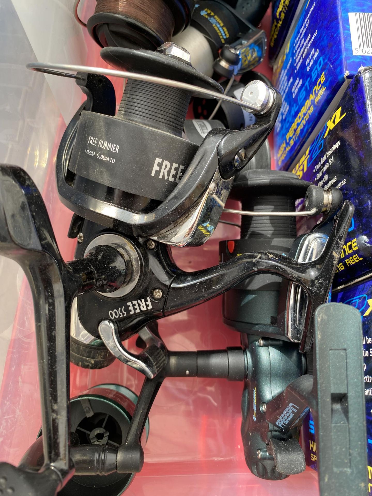 AN ASSORTMENT OF VARIOUS FISHING REELS (FROM A TACKLE SHOP CLEARANCE) - Bild 4 aus 7