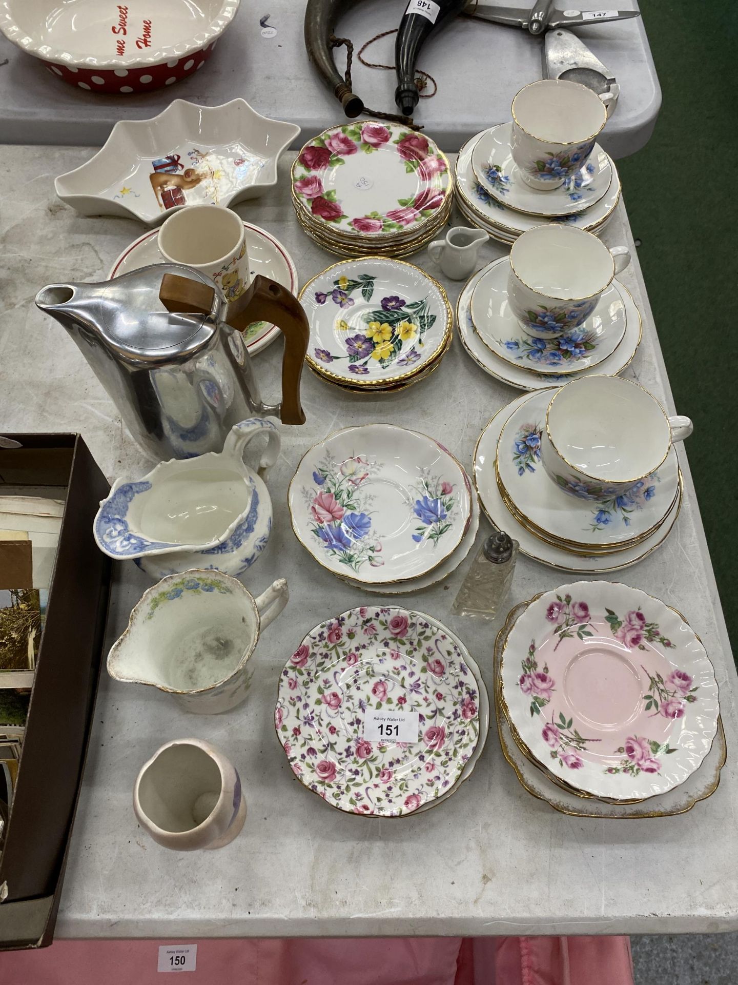 A QUANTITY OF VINTAGE CUPS, SAUCERS, JUGS, ETC TO INCLUDE ROYAL ALBERT, A PORTMEIRION SANTA DISH,