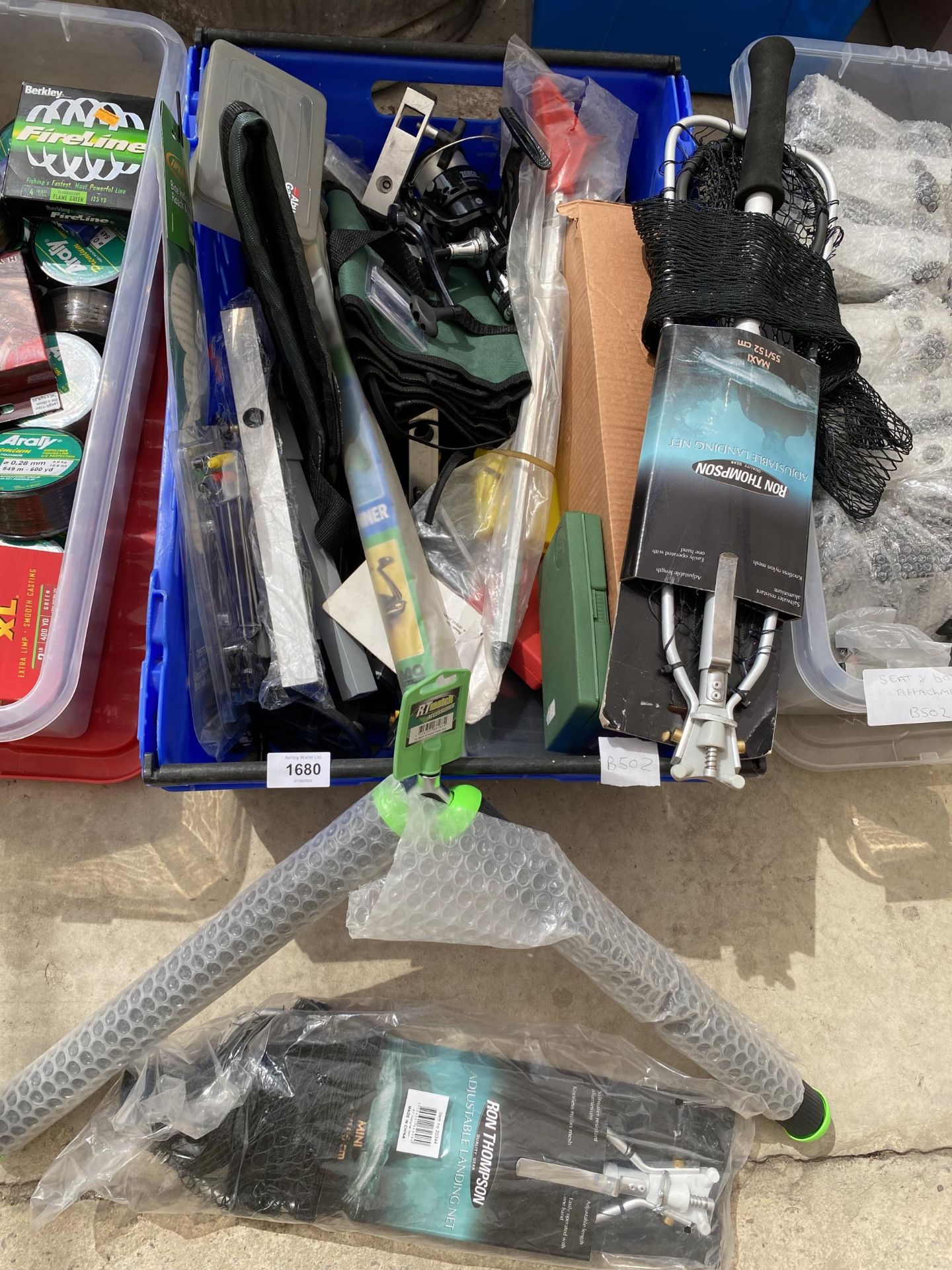 A BOX CONGTAINING AN ASSORTMENT OF FISHING TACKLE TO INCLUDE REELS, BITE INDICATORS AND ROD - Bild 2 aus 4