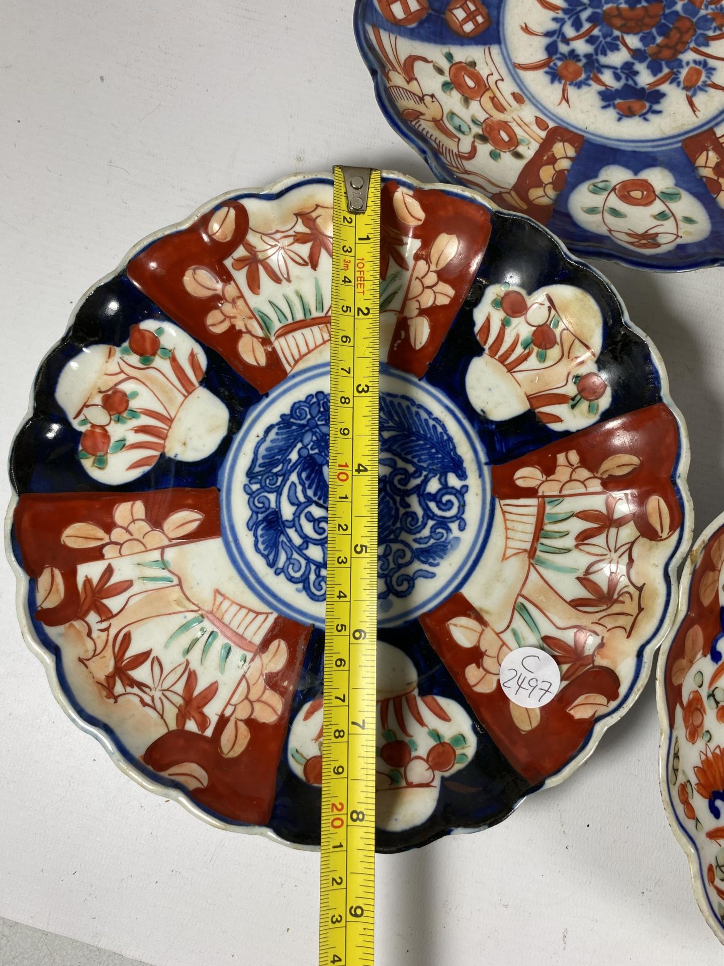 A COLLECTION OF SIX JAPANESE MEIJI PERIOD SCALLOPED RIM IMARI PLATES, DIAMETER 21CM - Image 5 of 6