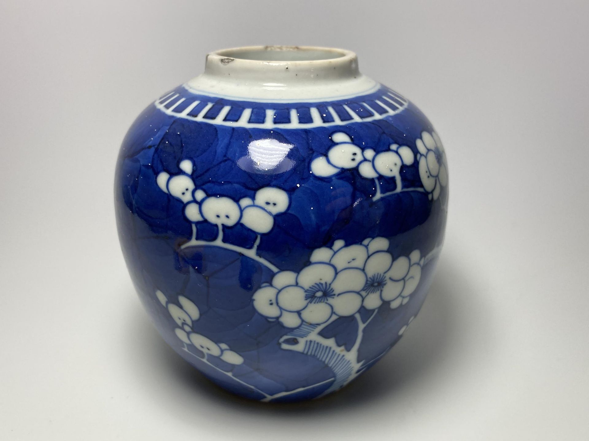 AN EARLY 20TH CENTURY CHINESE BLUE AND WHITE PRUNUS PATTERN GINGER JAR, DOUBLE RING MARK TO BASE, - Bild 2 aus 7