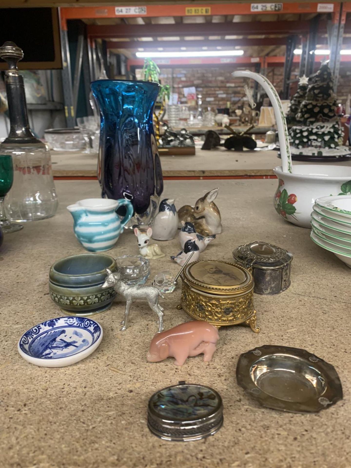 A MIXED LOT TO INCLUDE ANIMAL FIGURES, TRINKET BOXES, GLASS VASE, ETC