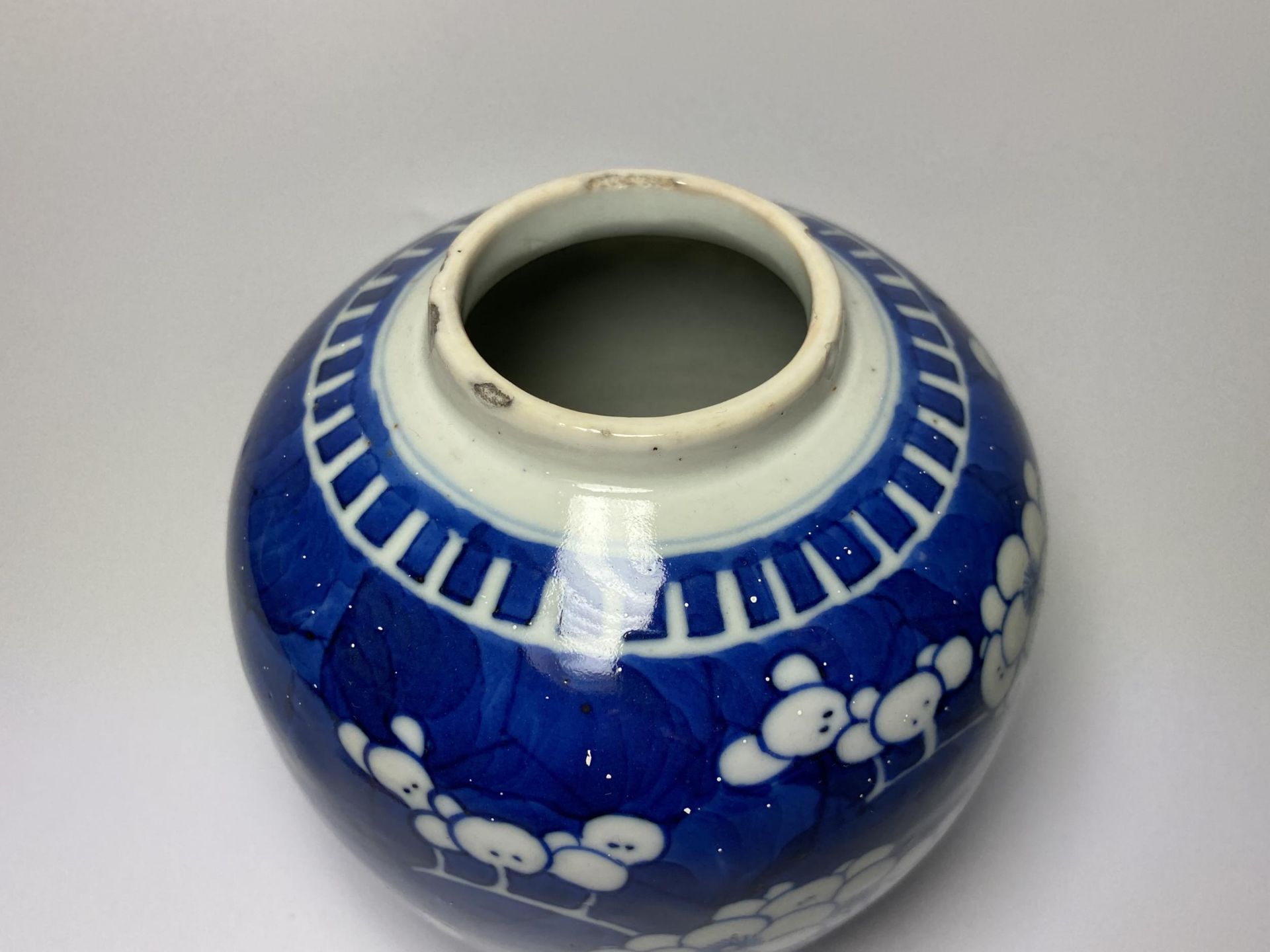 AN EARLY 20TH CENTURY CHINESE BLUE AND WHITE PRUNUS PATTERN GINGER JAR, DOUBLE RING MARK TO BASE, - Image 3 of 7