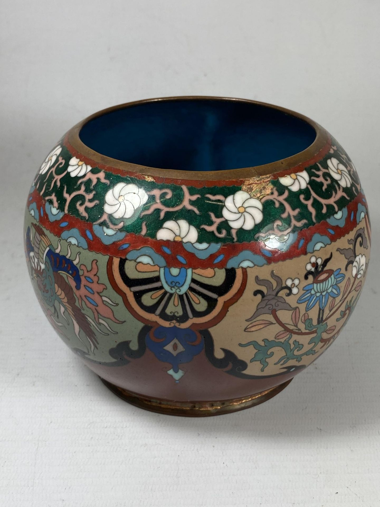 AN EARLY 20TH CENTURY CHINESE CLOISONNE POT WITH FLORAL DESIGN PANEL DESIGN, HEIGHT 12CM - Image 3 of 6