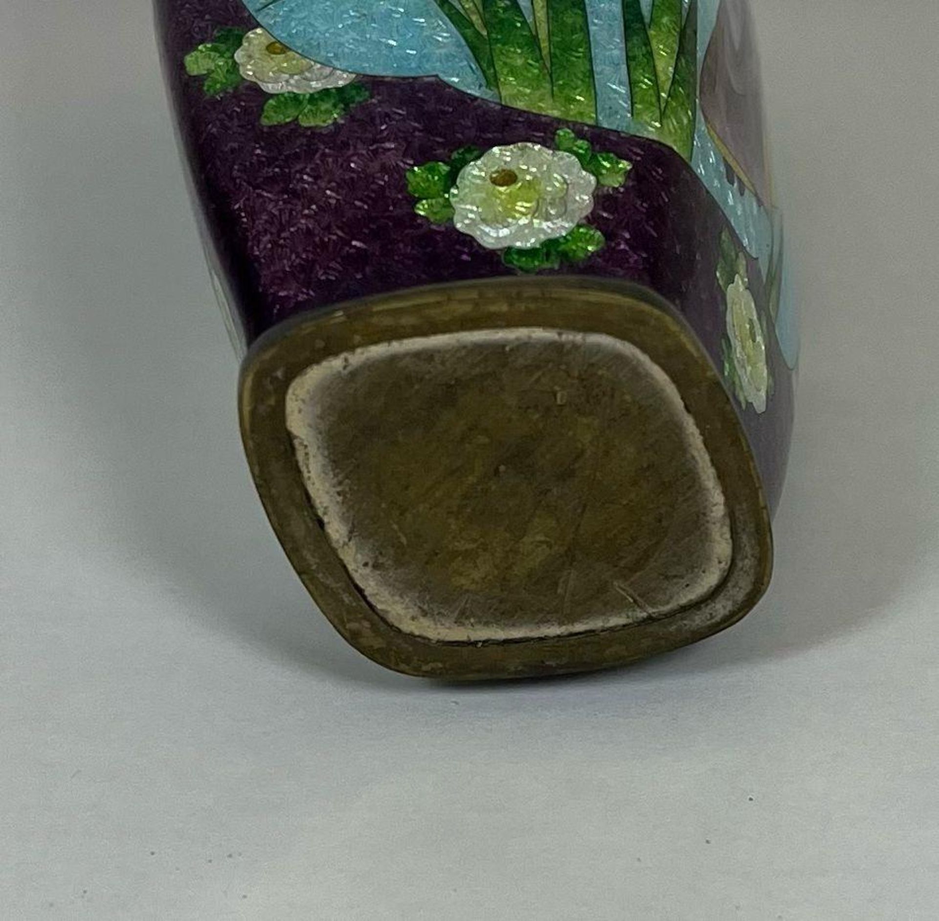 A JAPANESE GINBARI MEIJI PERIOD (1868-1912) ENAMEL DESIGN VASE DECORATED WITH A GEISHA GIRL BY A - Image 4 of 4