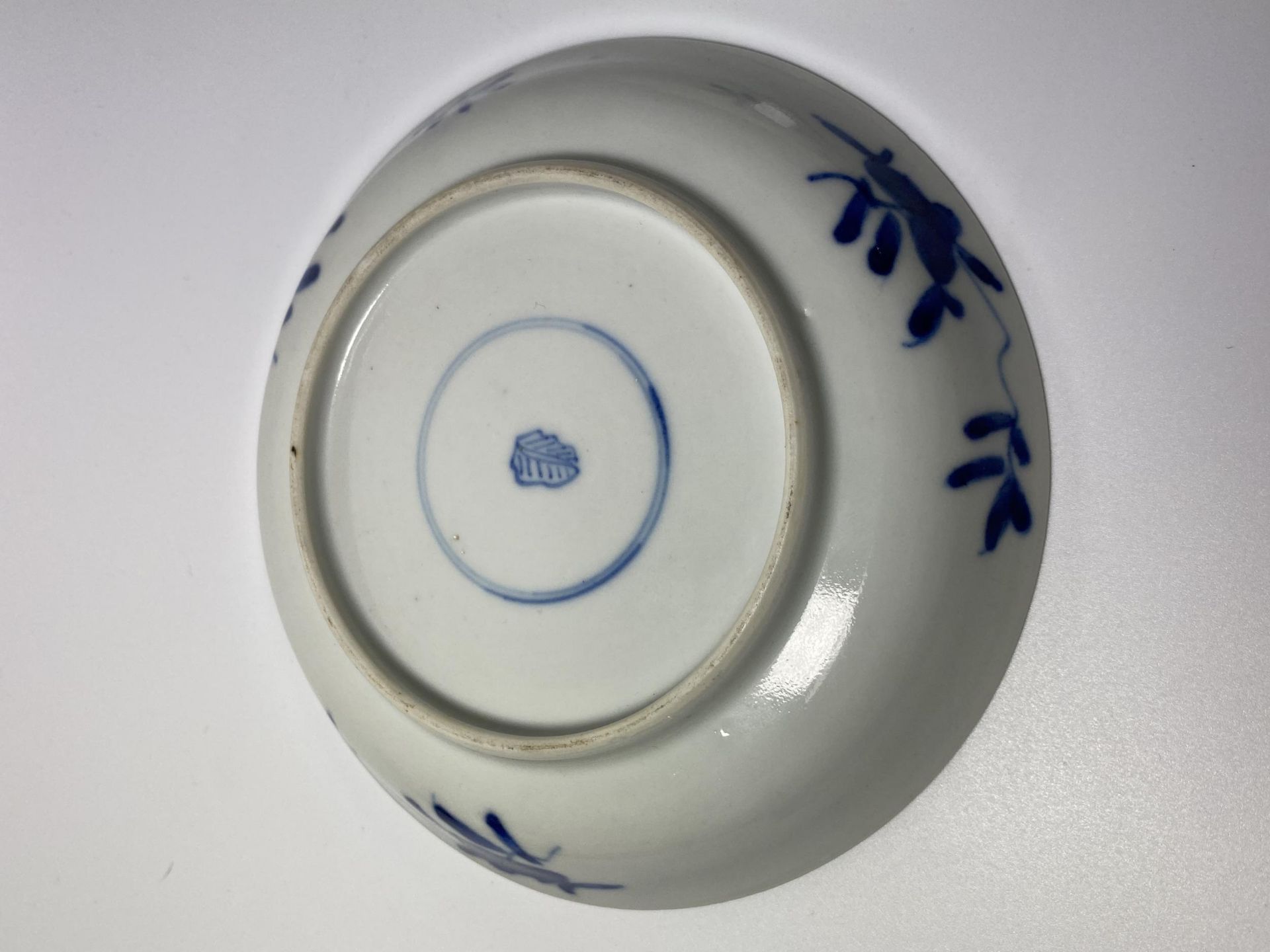 A PAIR OF KANGXI PERIOD (1661-1722) CHINESE BLUE AND WHITE PORCELAIN PLATES, ARTEMESIA LEAF MARK - Bild 8 aus 13