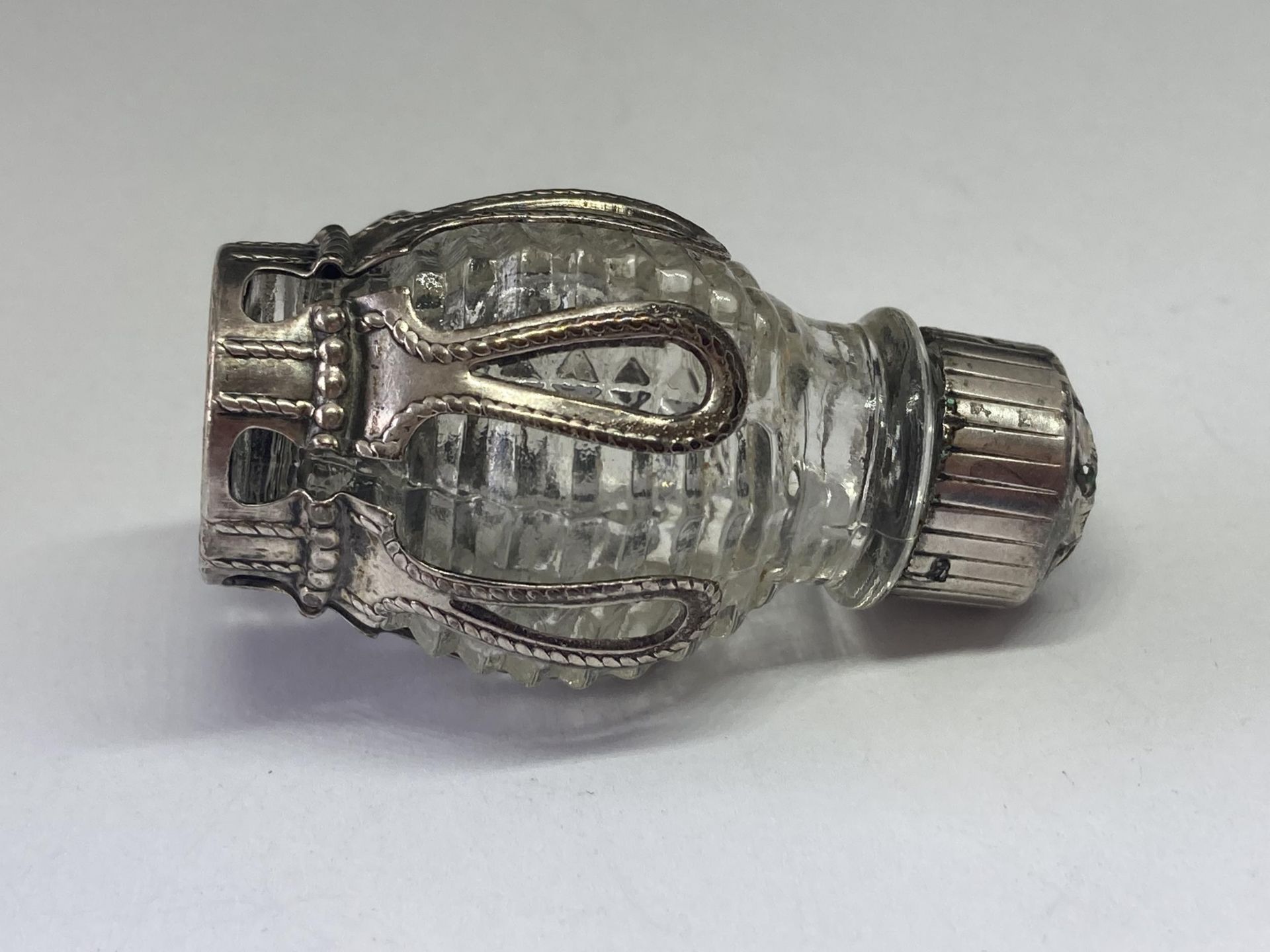 A SMALLGLASS AND METAL PERFUME BOTTLE - Image 3 of 3